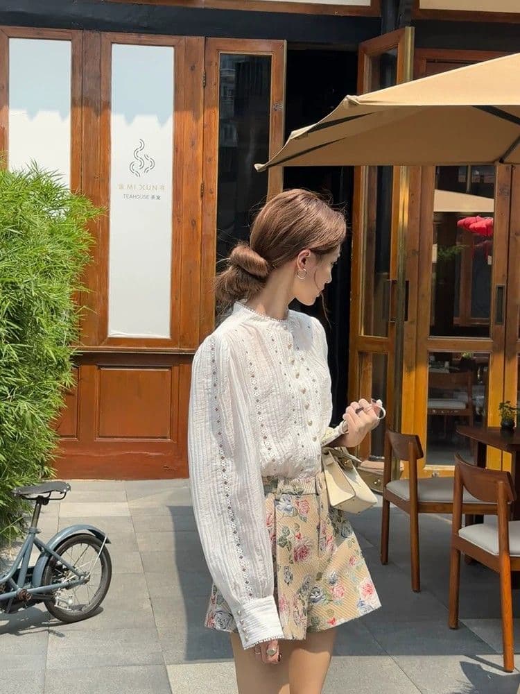 프랑스식 품격 디자인 센스 홀로우 아웃 자수 여성 셔츠 이른 가을 착용 가져 가라. 화이트 맨위 하이웨이스트 부츠컷 반바지 세트 이미지 3