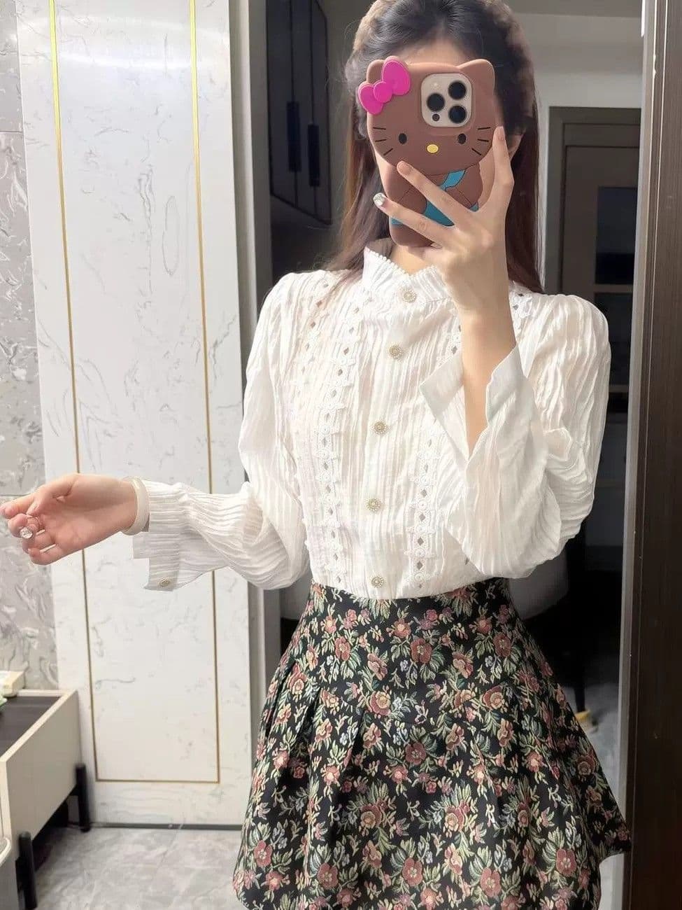 프랑스식 품격 디자인 센스 홀로우 아웃 자수 여성 셔츠 이른 가을 착용 가져 가라. 화이트 맨위 하이웨이스트 부츠컷 반바지 세트 이미지 2