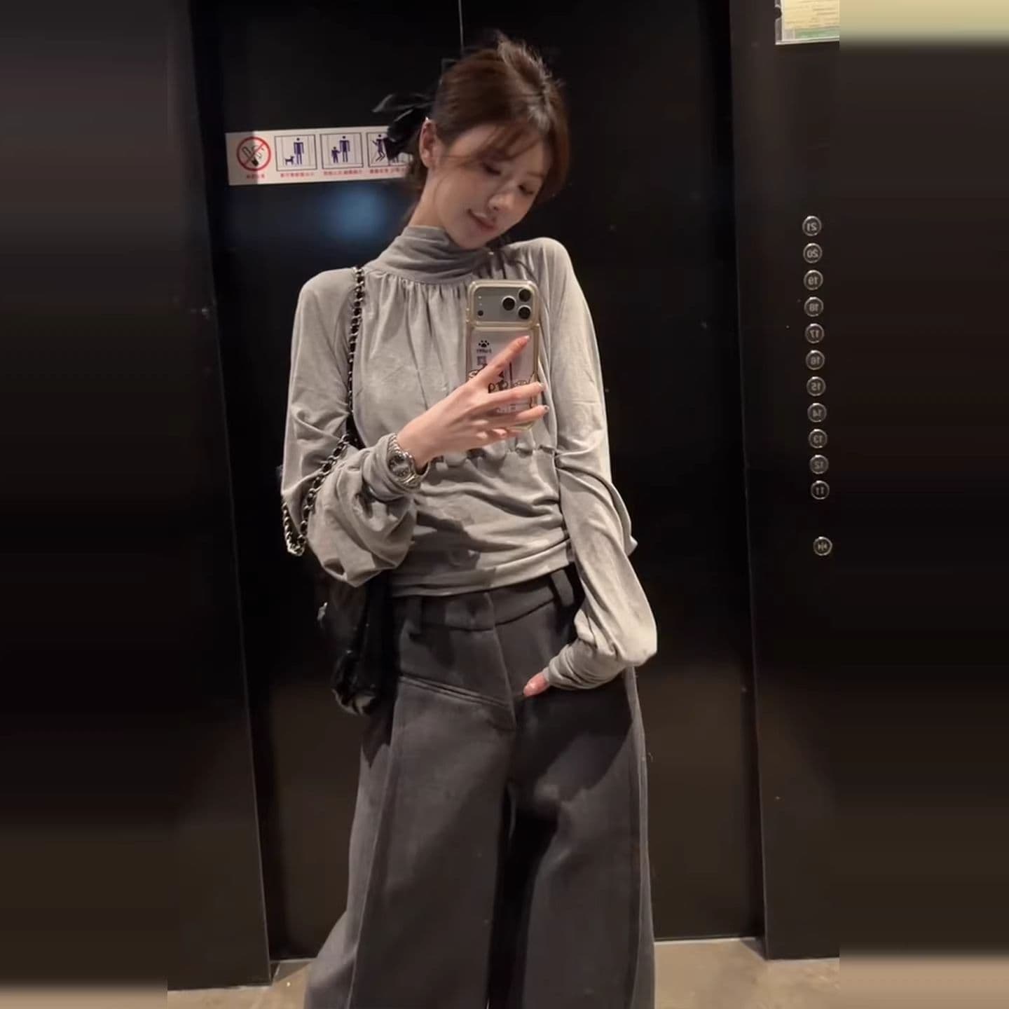 뒤에 나비 매듭 회색 디자인 센스 긴팔 티셔츠 맨위 여성 봄 작은 대중 Chic 주름 허리 수축 기본 셔츠 이미지 2