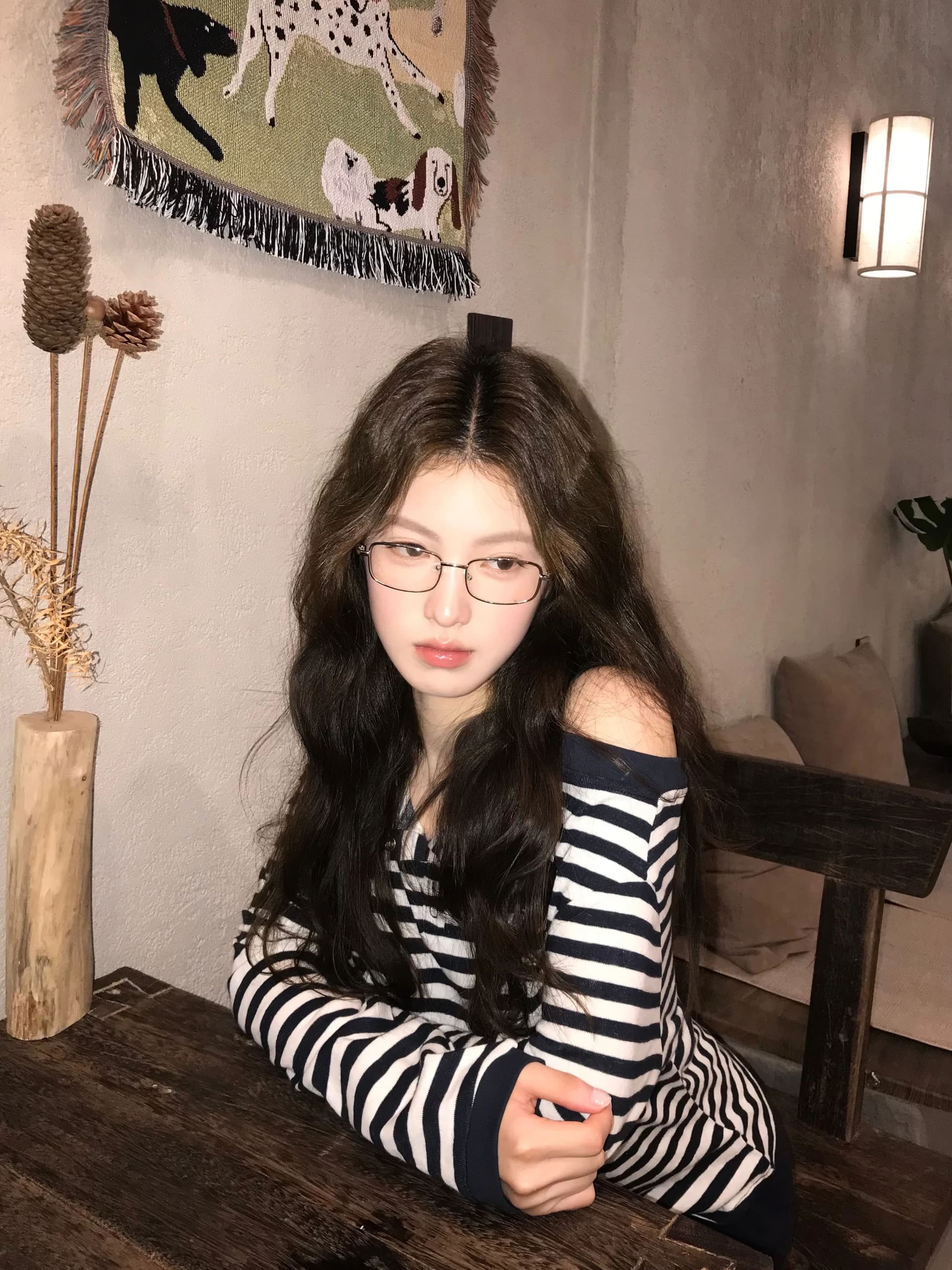 있음 선적 컬러 짜임 기사 스트라이프 반 개방 칼라 오프숄더 긴팔 티셔츠 여성 가을 다용도 루즈핏
