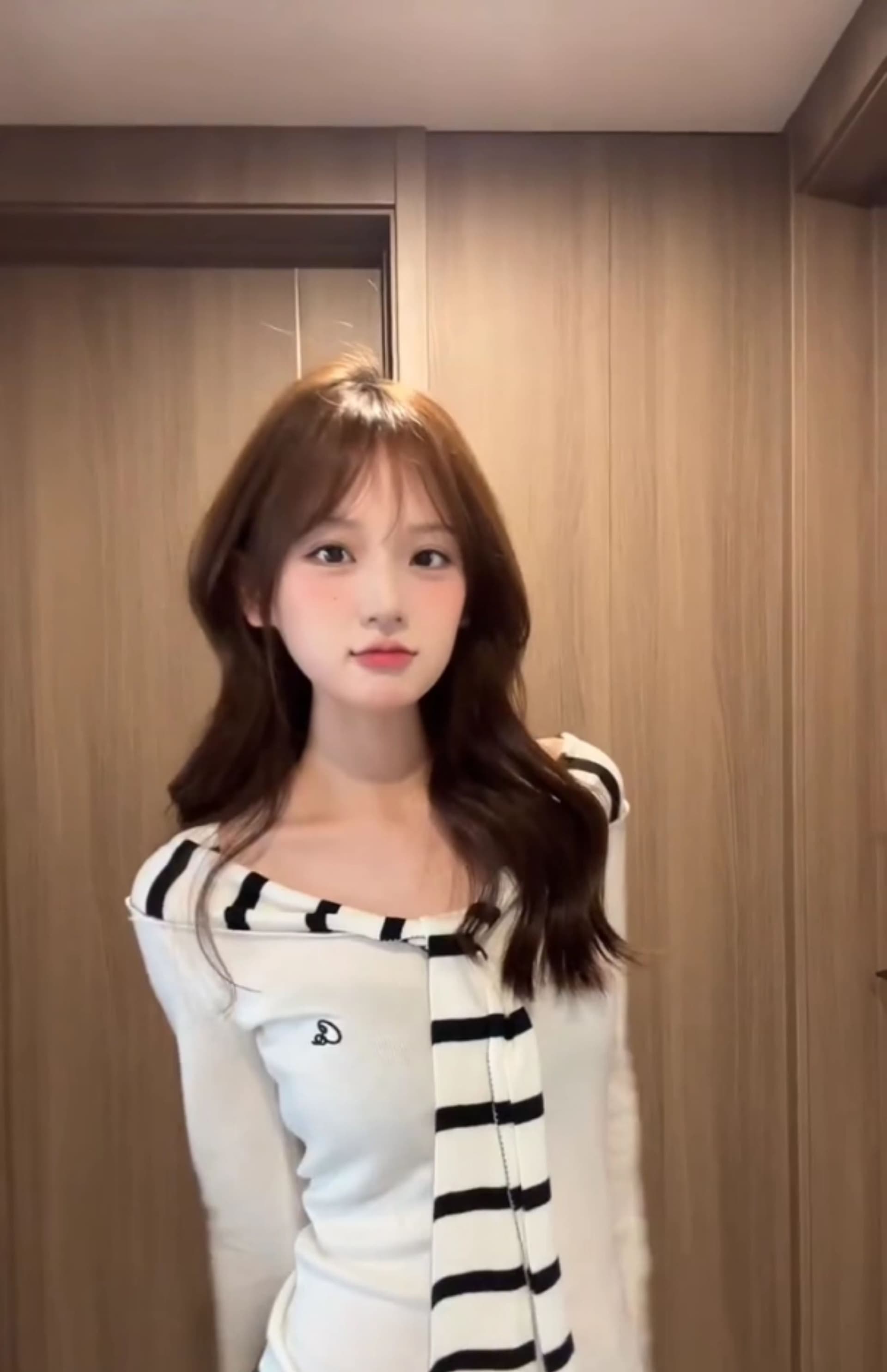 De 플러시 화이트 긴팔 티셔츠 여성 가을 리본 패치워크 달콤한 핫걸 맨위 상세 이미지 3