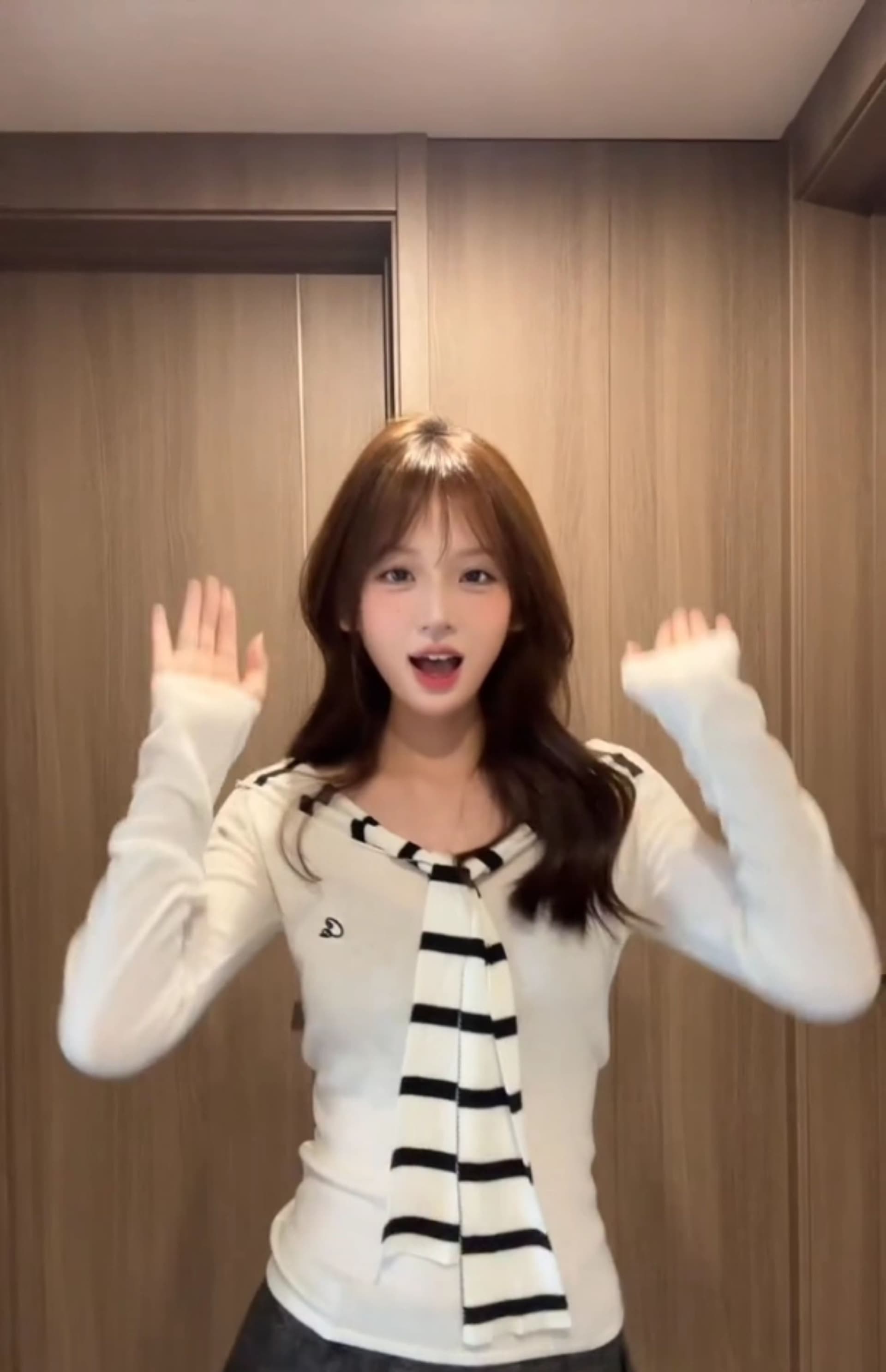 De 플러시 화이트 긴팔 티셔츠 여성 가을 리본 패치워크 달콤한 핫걸 맨위 상세 이미지 7