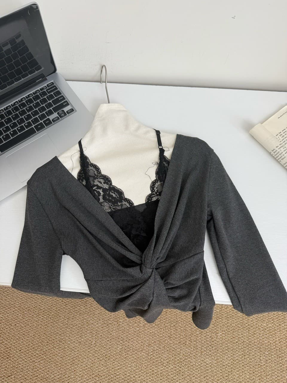 한 부서 품격 순수한 욕망 패치워크 행침 목 홀로우 아웃 레이스 V넥 비틀림 수신 Pleat 페이크 레이어드 맨위 여성 가을 몸매 가꾸기 티셔츠 상세 이미지 8