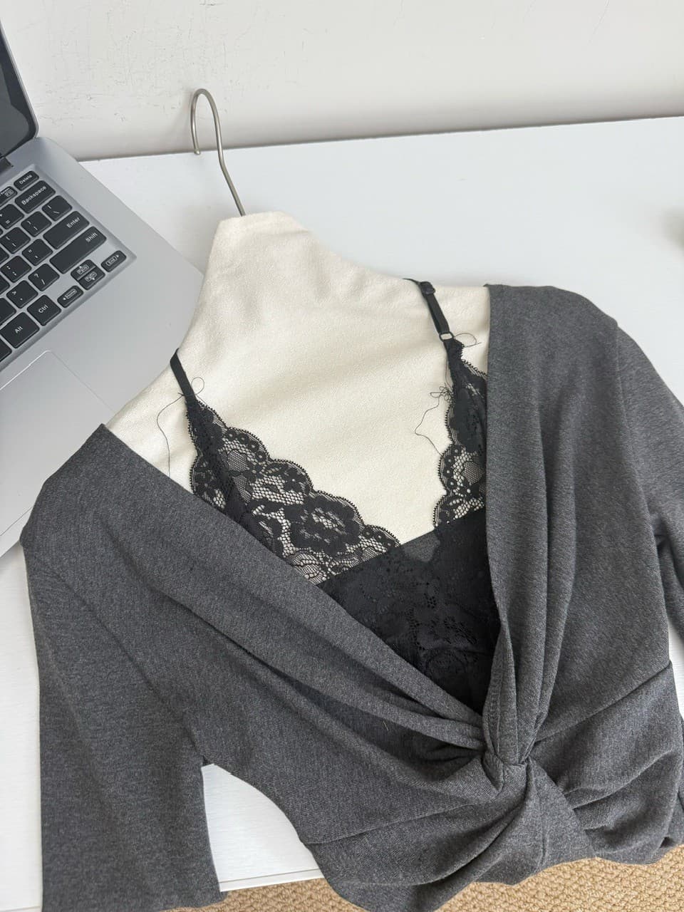 한 부서 품격 순수한 욕망 패치워크 행침 목 홀로우 아웃 레이스 V넥 비틀림 수신 Pleat 페이크 레이어드 맨위 여성 가을 몸매 가꾸기 티셔츠 상세 이미지 9