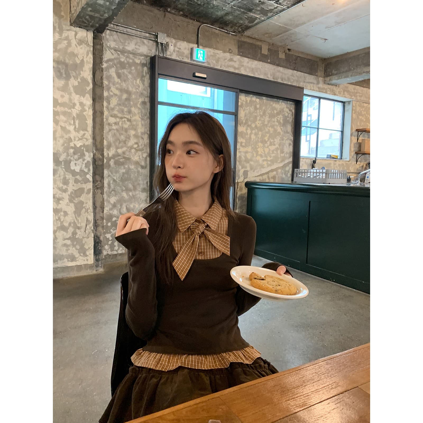 페이크 레이어드 패치워크 긴팔 티셔츠 여성 가을 겨울 새로운 스트랩 작은 셔츠 작은 대중 몸매 가꾸기 체크무늬 맨위