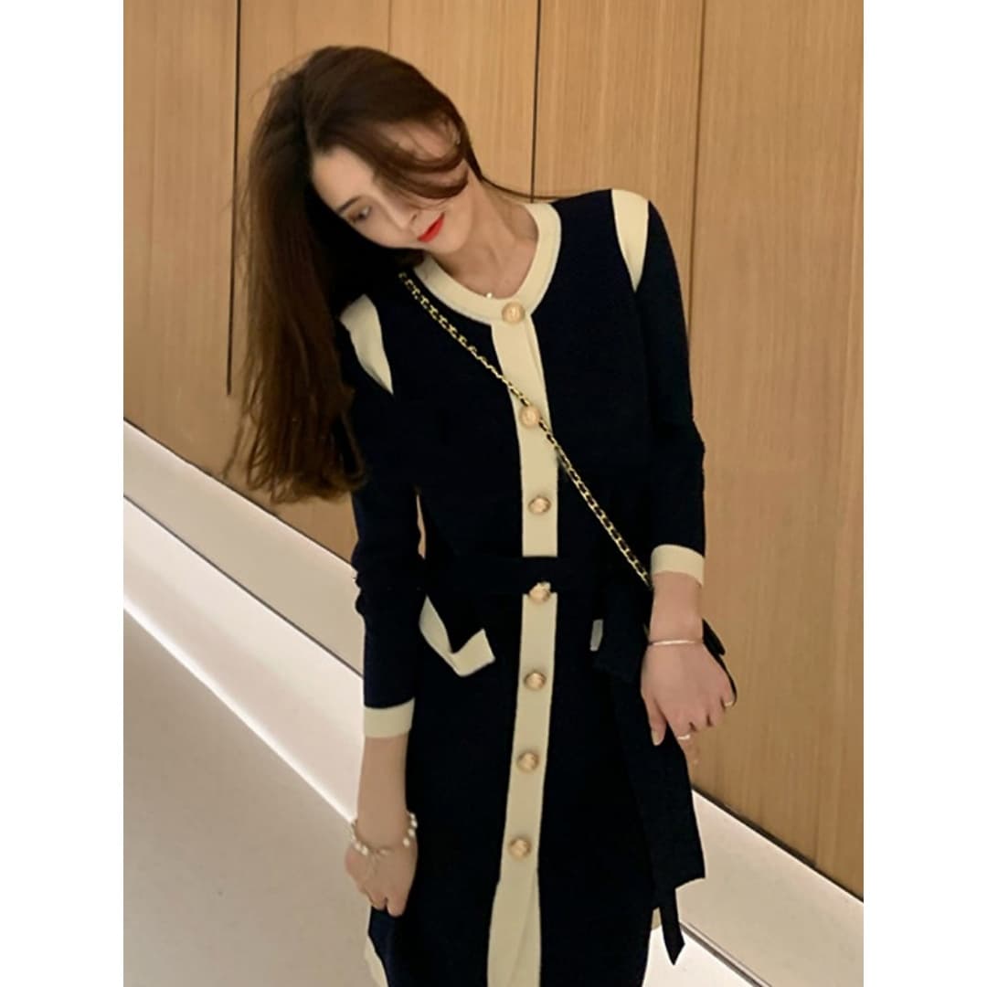 루즈핏 슬림해 보이는 싱글 줄 버튼 레이스업 허리 수축 드레스 가을 새로운 유럽 역 디자인 센스 작은 대중 패치워크 색상 니트 원피스 이미지 2