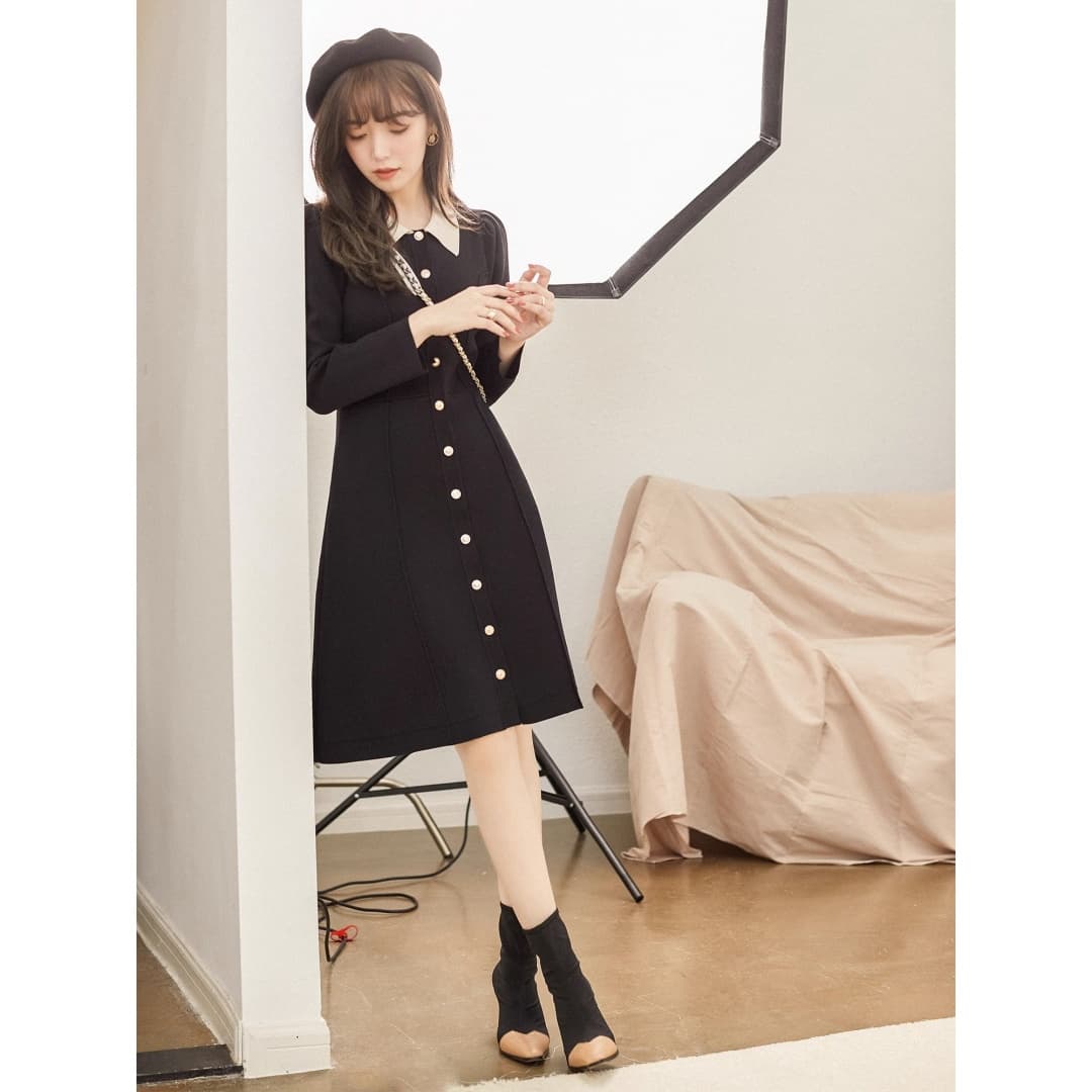 2026 가을 느긋한 바람 부드러운 품격 소녀 센스 프로 피부 부드러운 찹쌀 질감 배색 칼라 흑인과 백인 니트 드레스 이미지 2