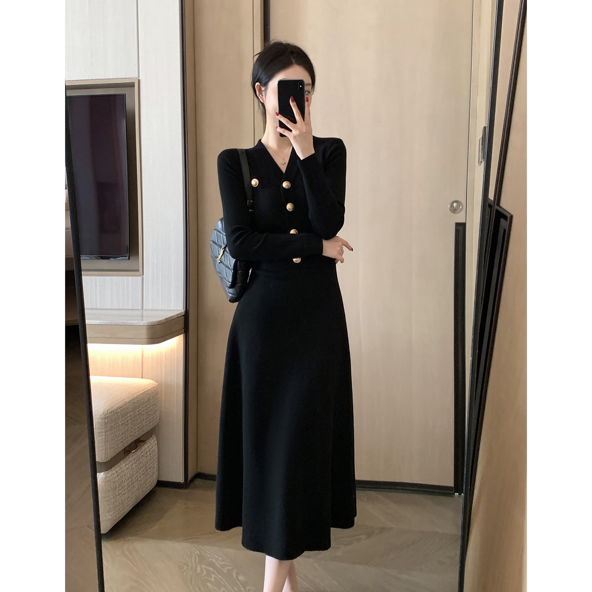 작은 샤넬 스타일 패션 미니멀리즘 검정색 니트 세트 가을 새로운 여성 프랑스식 허리 수축 슬림해 보이는 품격 롱 스커트 투피스 세트 이미지 5