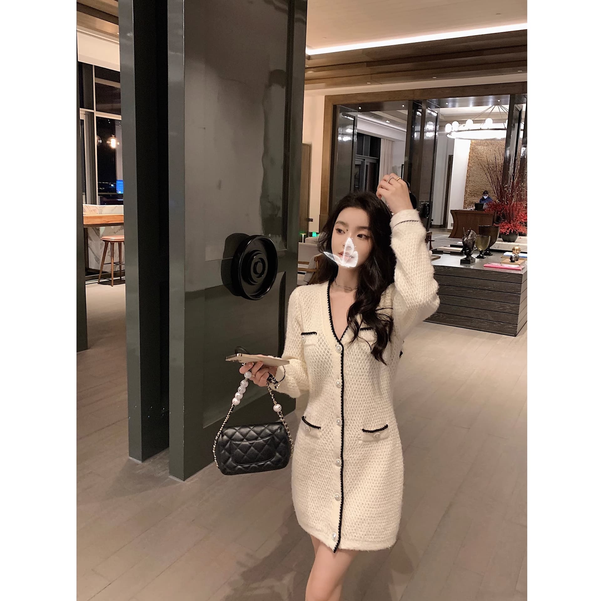 작은 샤넬 스타일 니트 드레스 가을 겨울 새로운 미니멀리즘 관대 한 샤오 바이 치마 V넥 긴팔 미니 스커트 우아함 패션 바람 이미지 2