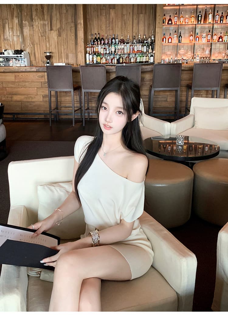 핫걸 튀김 거리 비스듬한 어깨 니트 여성 드레스 여름 섹션 순수한 욕망 바람 허리 수축 슬림해 보이는 타이트 스커트 미니 스커트 품격 오프숄더 치마 상세 이미지 3