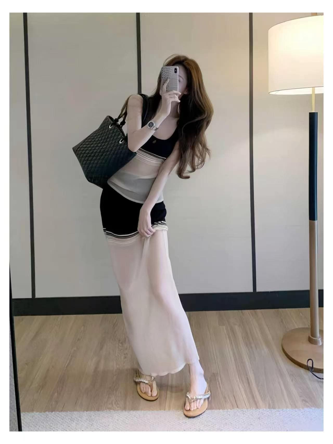 작은 샤넬 스타일 품격 허리 수축 슬림해 보이는 반신 롱 스커트 세트 여성 여름 흑백 줄무늬 배색 니트 투피스 조끼 상세 이미지 11
