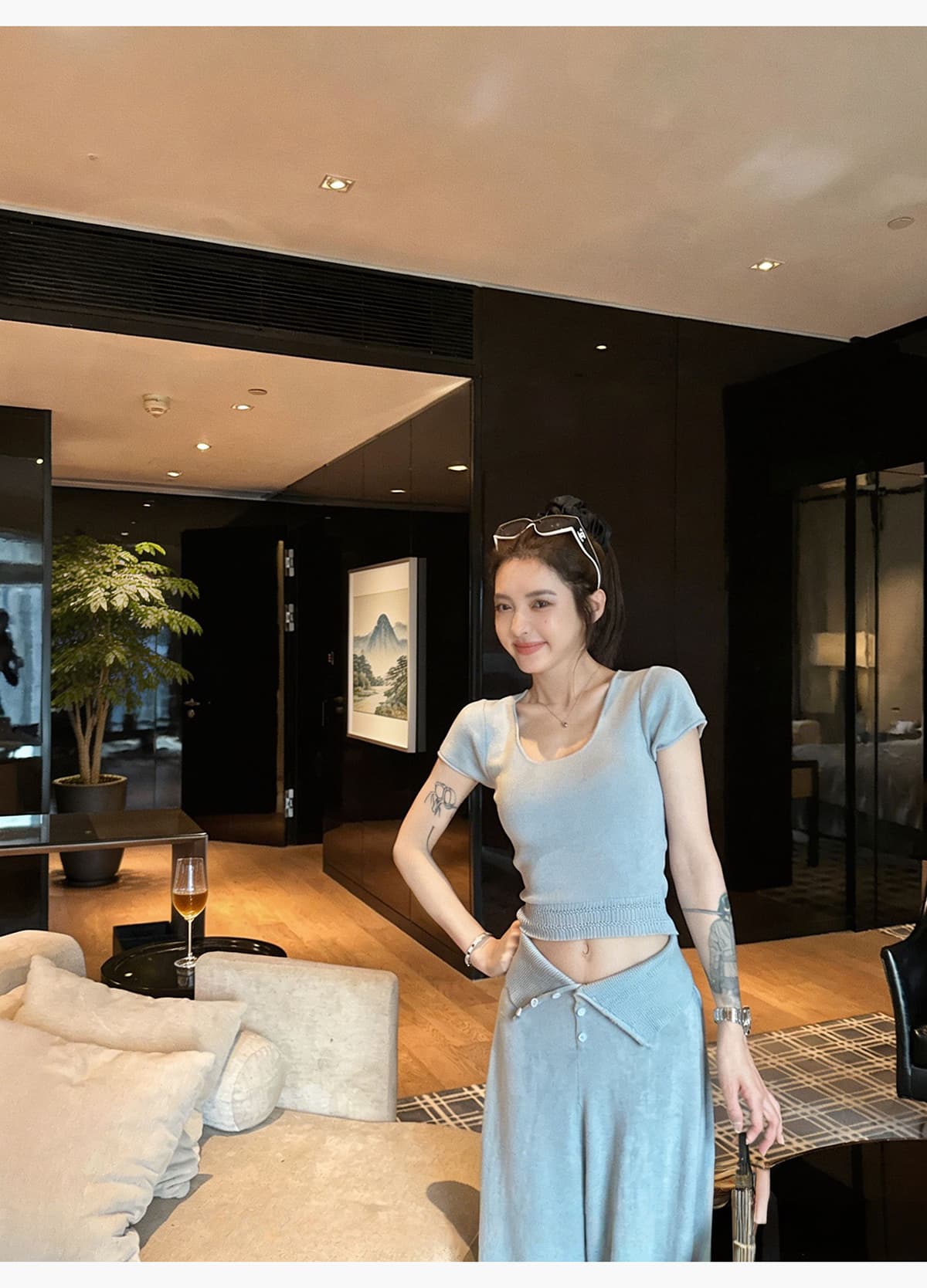 뒤집다 접기 단추 허리 머리 루즈핏 니트 와이드 레그 팬츠 세트 여성 여름 u 수신 Pleat 쇼트 스타일 이슬 뼈의 반팔 투피스 세트 상세 이미지 9