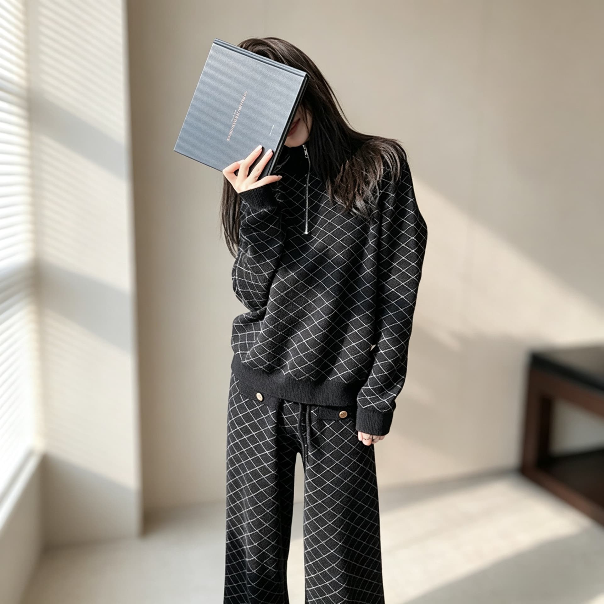 작은 샤넬 스타일 빛 럭셔리 링 그리드 반하이넥 맨위 세트 가을 새로운 검정색 튀김 거리 니트 와이드 레그 팬츠 투피스 세트 이미지 2