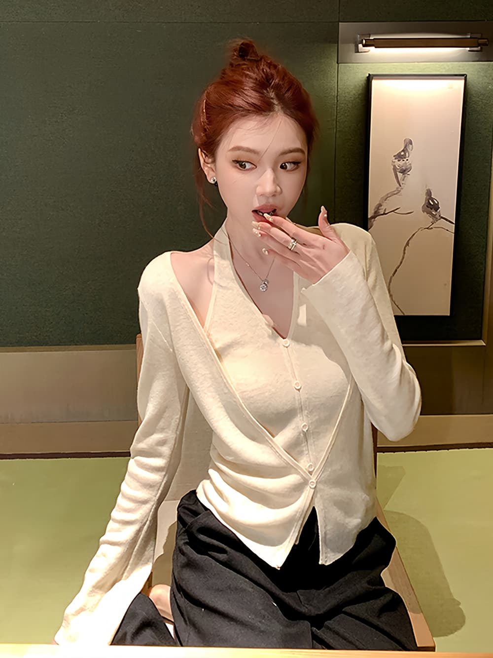 2026 가을 V넥 나팔 소매 페이크 레이어드 니트 맨위 여성 허리 수축 행침 목 디자인 센스 몸매 가꾸기 긴팔 기본 셔츠 이미지 4