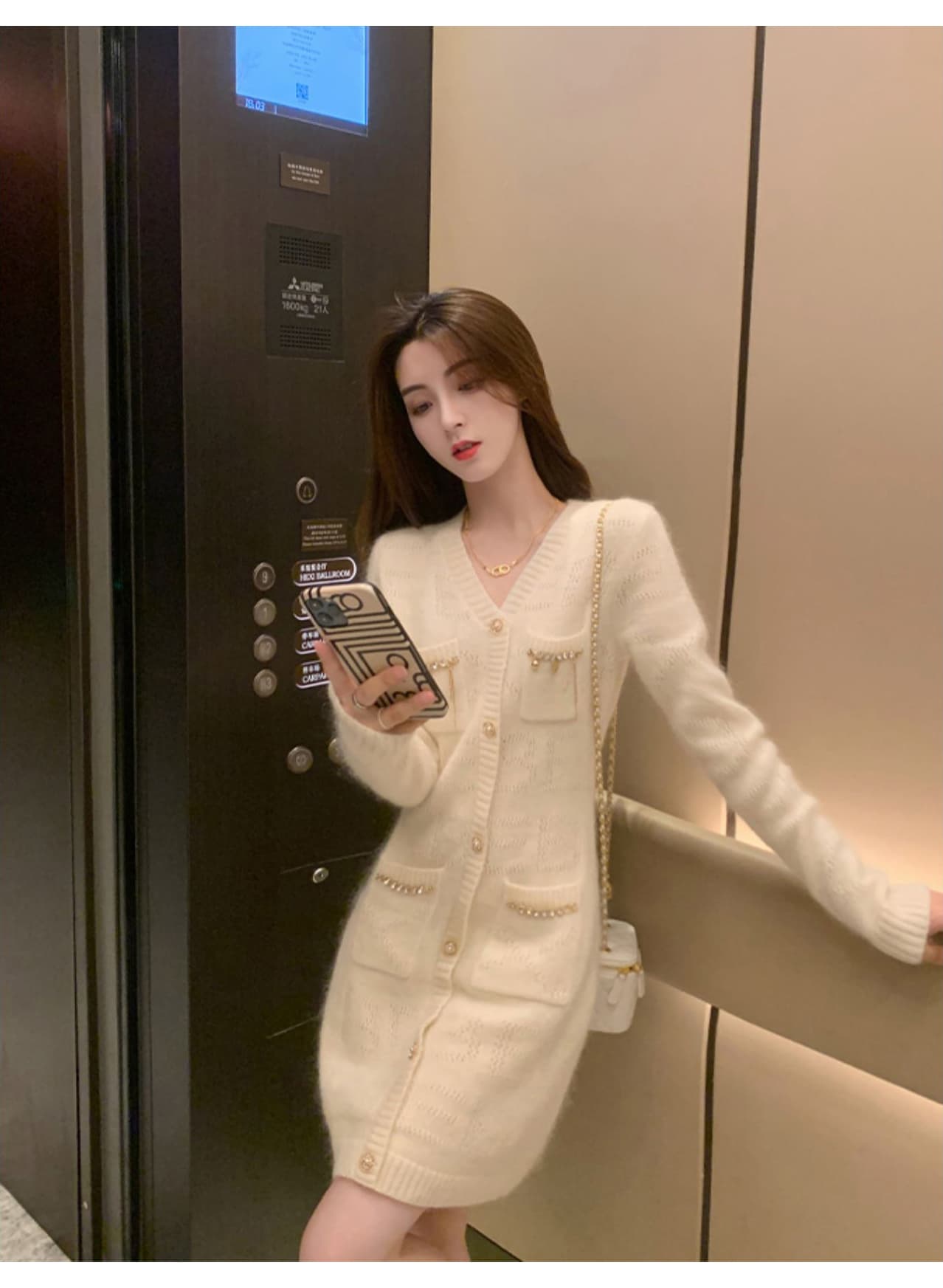 작은 샤넬 스타일 V넥 니트 드레스 여성 긴 소매 싱글 줄 버튼 체인 주머니 몸매 가꾸기 타이트 스커트 슬림해 보이는 품격 미니 스커트 상세 이미지 1