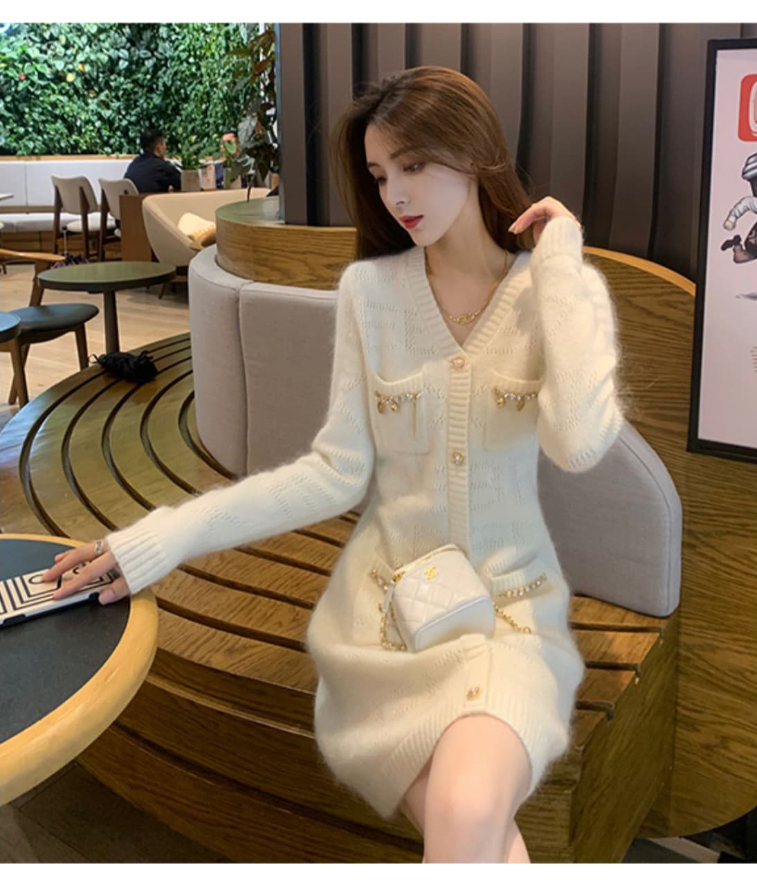 작은 샤넬 스타일 V넥 니트 드레스 여성 긴 소매 싱글 줄 버튼 체인 주머니 몸매 가꾸기 타이트 스커트 슬림해 보이는 품격 미니 스커트 상세 이미지 3