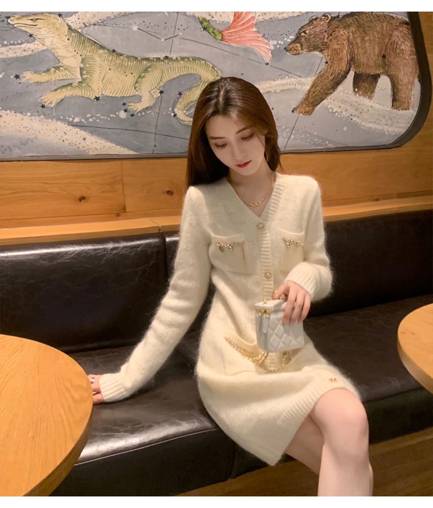 작은 샤넬 스타일 V넥 니트 드레스 여성 긴 소매 싱글 줄 버튼 체인 주머니 몸매 가꾸기 타이트 스커트 슬림해 보이는 품격 미니 스커트 상세 이미지 5