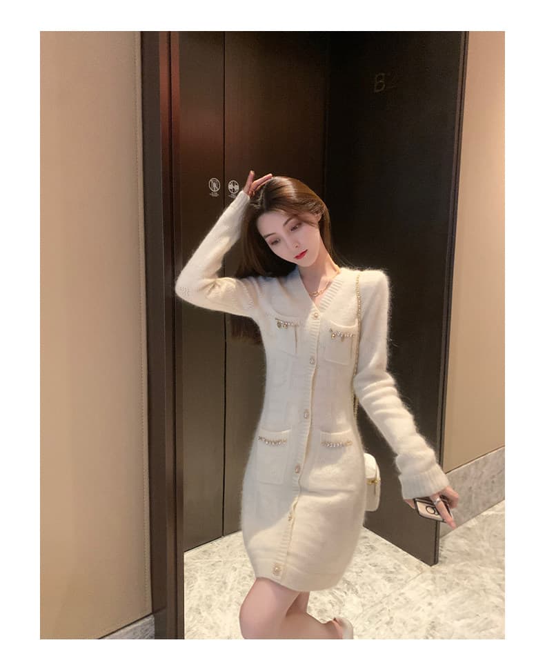 작은 샤넬 스타일 V넥 니트 드레스 여성 긴 소매 싱글 줄 버튼 체인 주머니 몸매 가꾸기 타이트 스커트 슬림해 보이는 품격 미니 스커트 상세 이미지 6