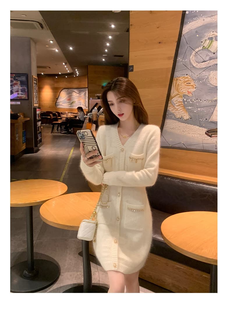 작은 샤넬 스타일 V넥 니트 드레스 여성 긴 소매 싱글 줄 버튼 체인 주머니 몸매 가꾸기 타이트 스커트 슬림해 보이는 품격 미니 스커트 상세 이미지 11
