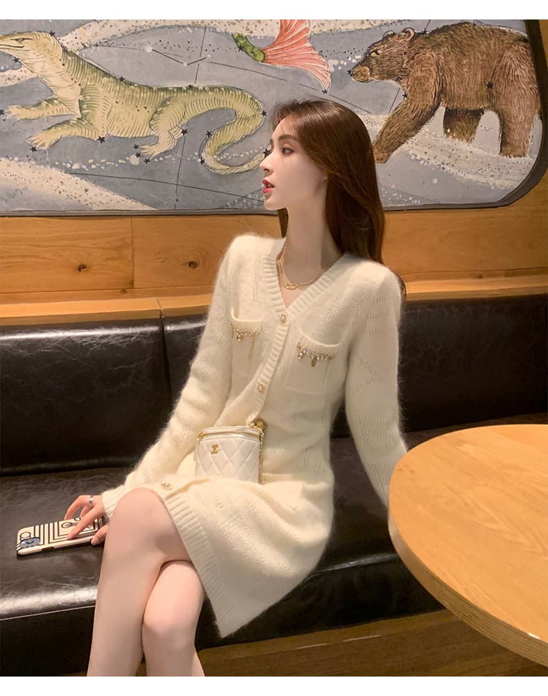 작은 샤넬 스타일 V넥 니트 드레스 여성 긴 소매 싱글 줄 버튼 체인 주머니 몸매 가꾸기 타이트 스커트 슬림해 보이는 품격 미니 스커트 상세 이미지 12