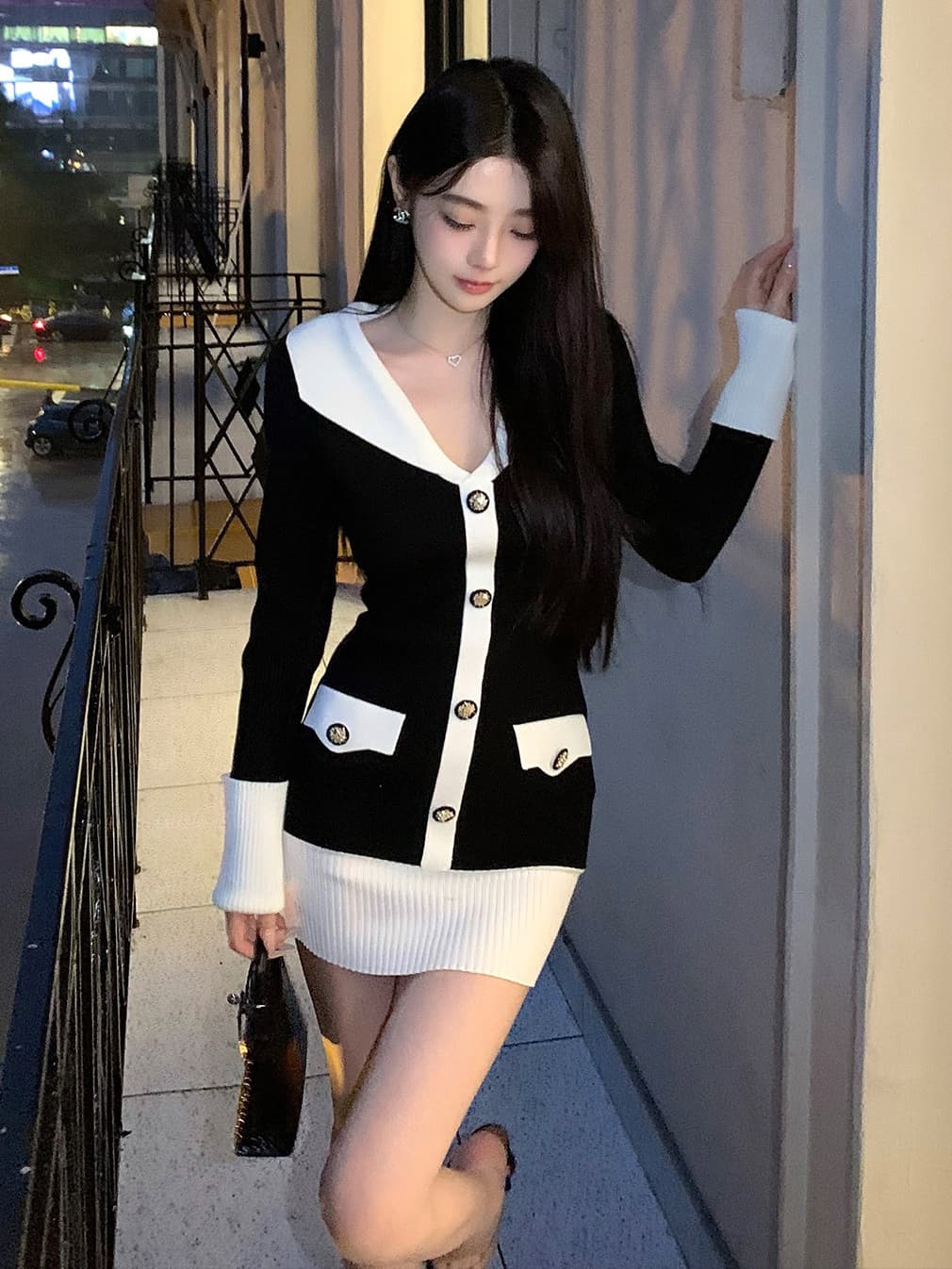 작은 샤넬 스타일 배색 폴로 칼라 니트 드레스 V넥 싱글 줄 버튼 긴팔 허리 수축 몸매 가꾸기 페이크 레이어드 타이트 스커트 미니 스커트 이미지 2