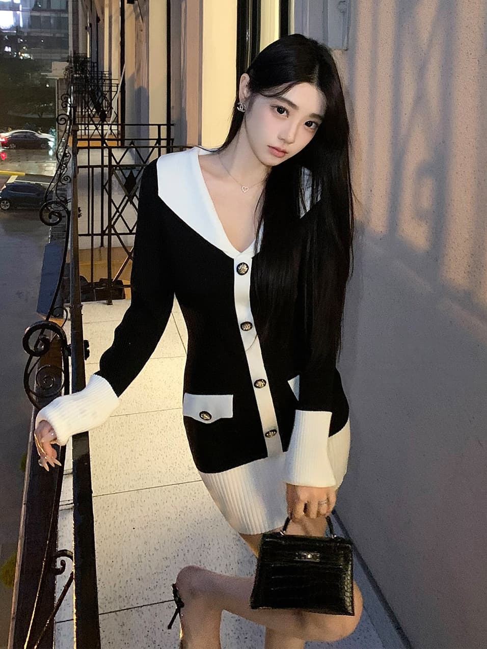 작은 샤넬 스타일 배색 폴로 칼라 니트 드레스 V넥 싱글 줄 버튼 긴팔 허리 수축 몸매 가꾸기 페이크 레이어드 타이트 스커트 미니 스커트 이미지 4