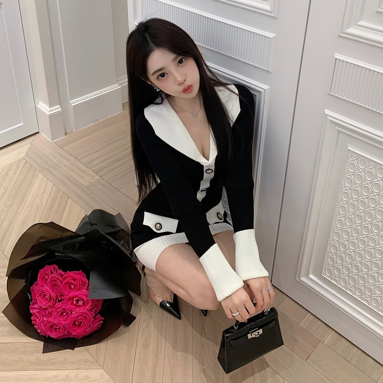 작은 샤넬 스타일 배색 폴로 칼라 니트 드레스 V넥 싱글 줄 버튼 긴팔 허리 수축 몸매 가꾸기 페이크 레이어드 타이트 스커트 미니 스커트 이미지 5