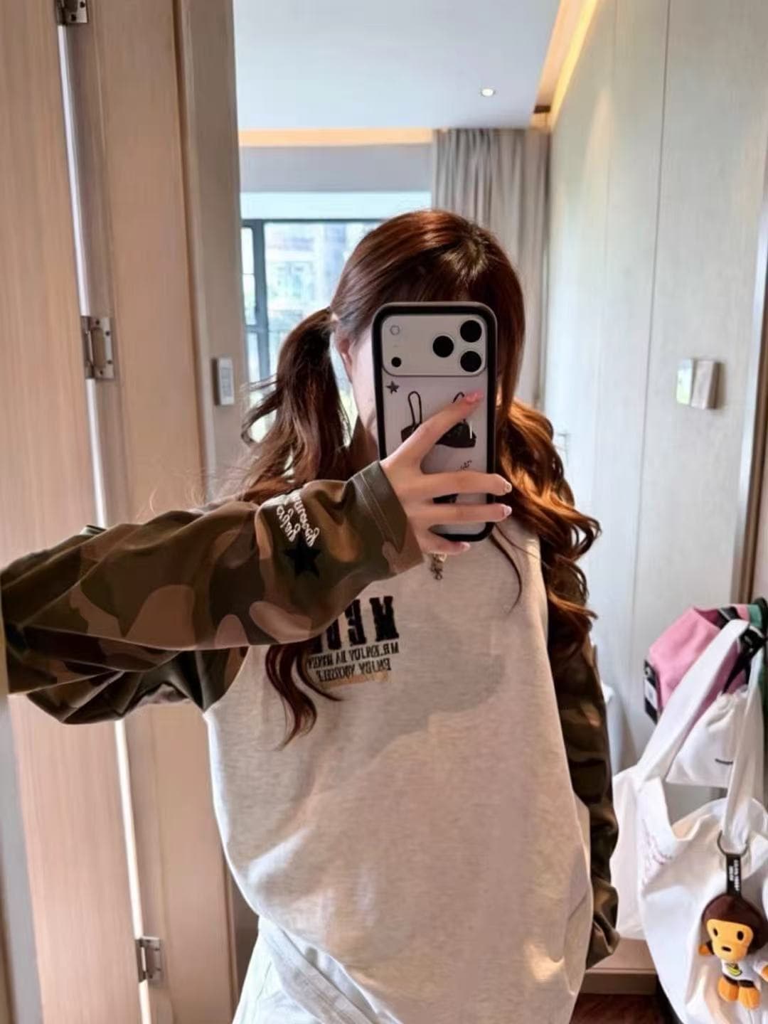 아메리칸 패치워크 카모플라주 배색 알파벳 긴팔 티셔츠 여성 이른 가을 루즈핏 슬림해 보이는 디자인 센스 느긋한 캐주얼 맨위