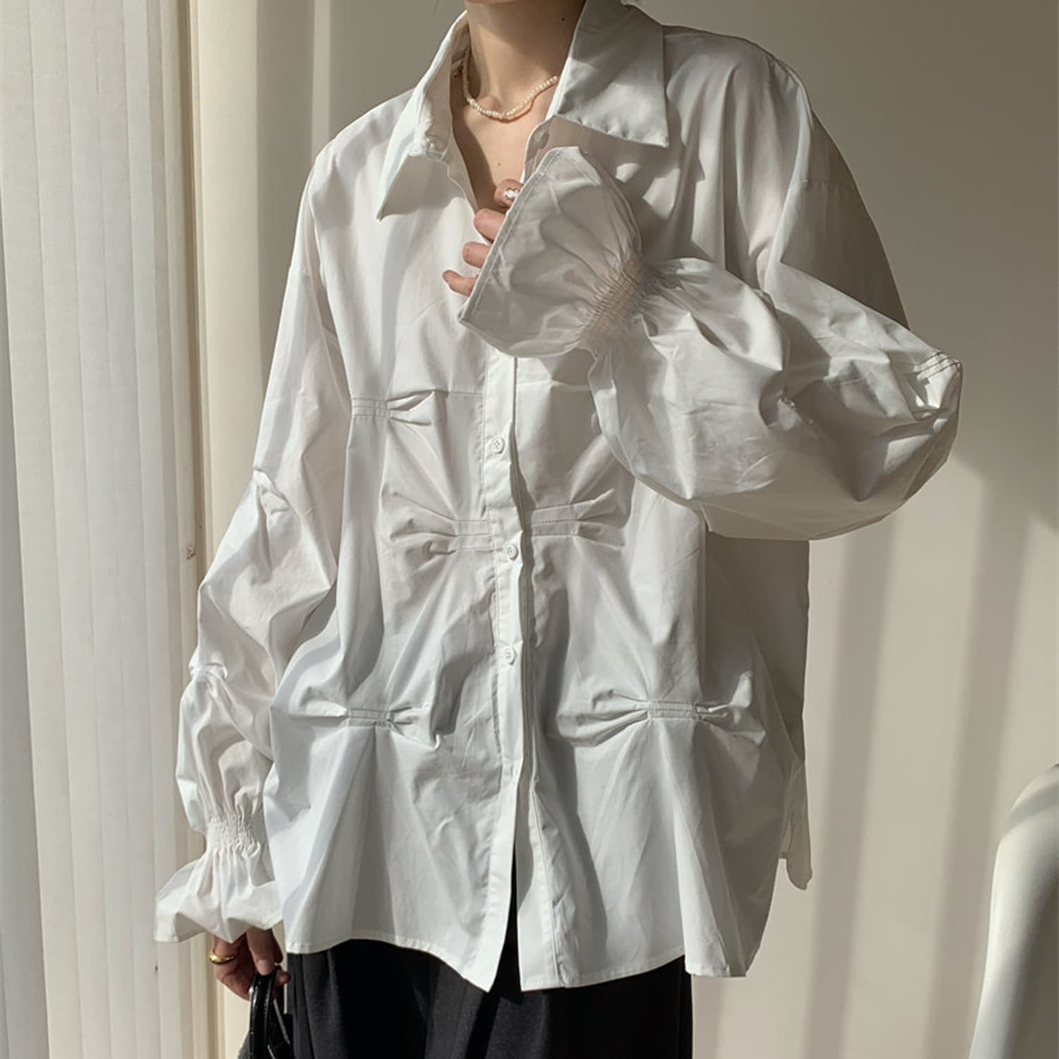2026 년 가을 새로운 비대칭 핀치 Pleat 중간 길이 화이트 긴팔 셔츠 고급 센스 빛 럭셔리 연령 감소 외국 가스 이미지 2