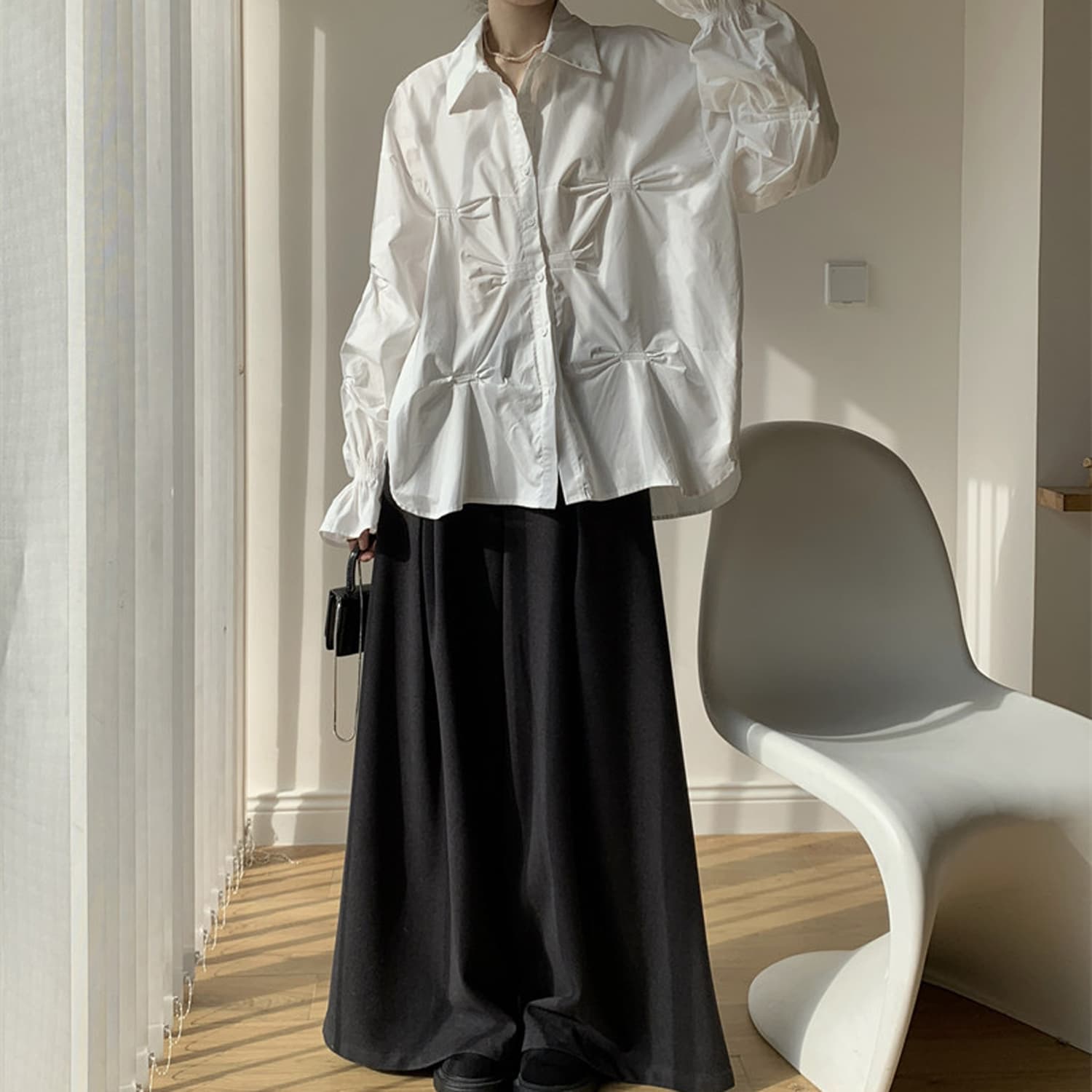 2026 년 가을 새로운 비대칭 핀치 Pleat 중간 길이 화이트 긴팔 셔츠 고급 센스 빛 럭셔리 연령 감소 외국 가스 상세 이미지 6