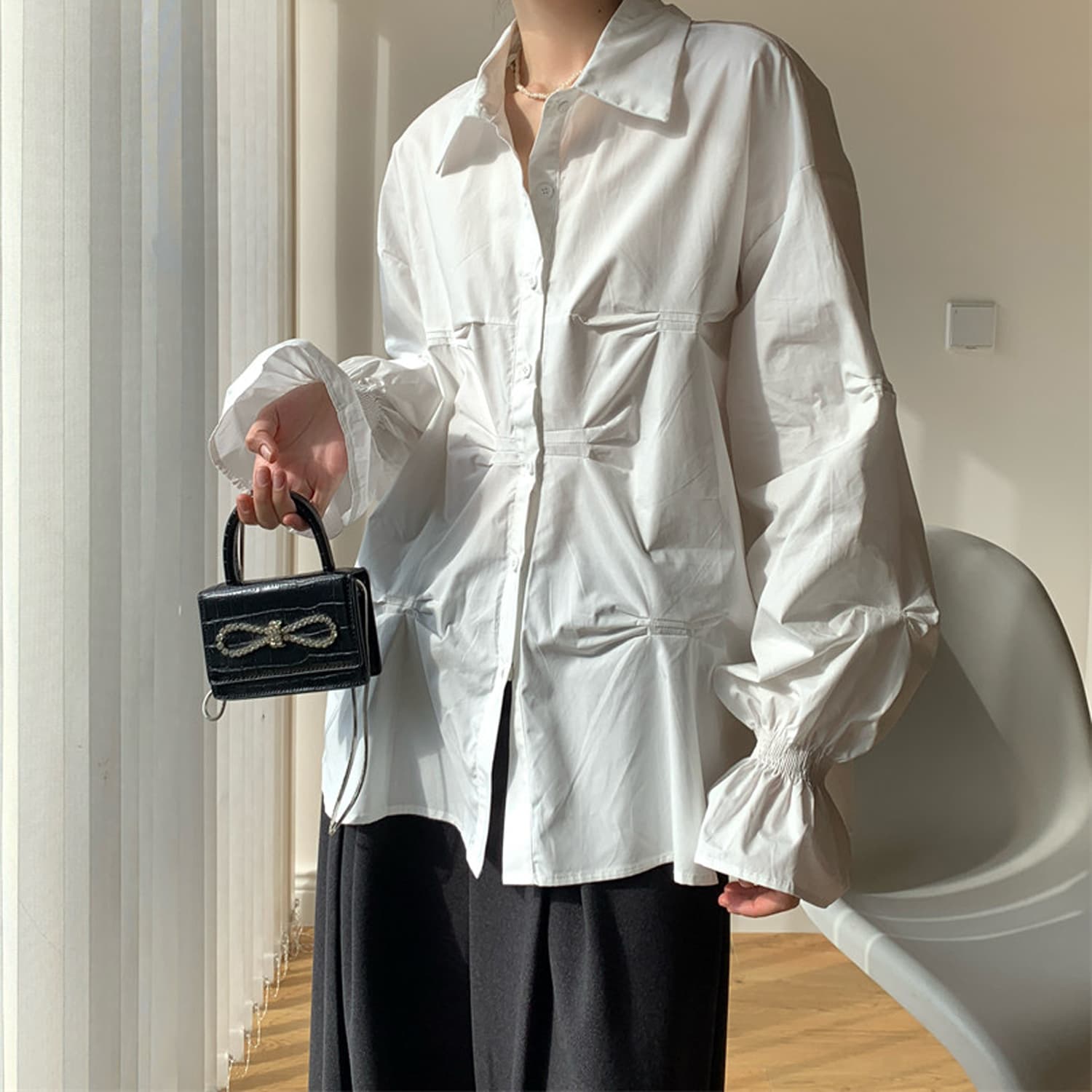 2026 년 가을 새로운 비대칭 핀치 Pleat 중간 길이 화이트 긴팔 셔츠 고급 센스 빛 럭셔리 연령 감소 외국 가스 상세 이미지 10