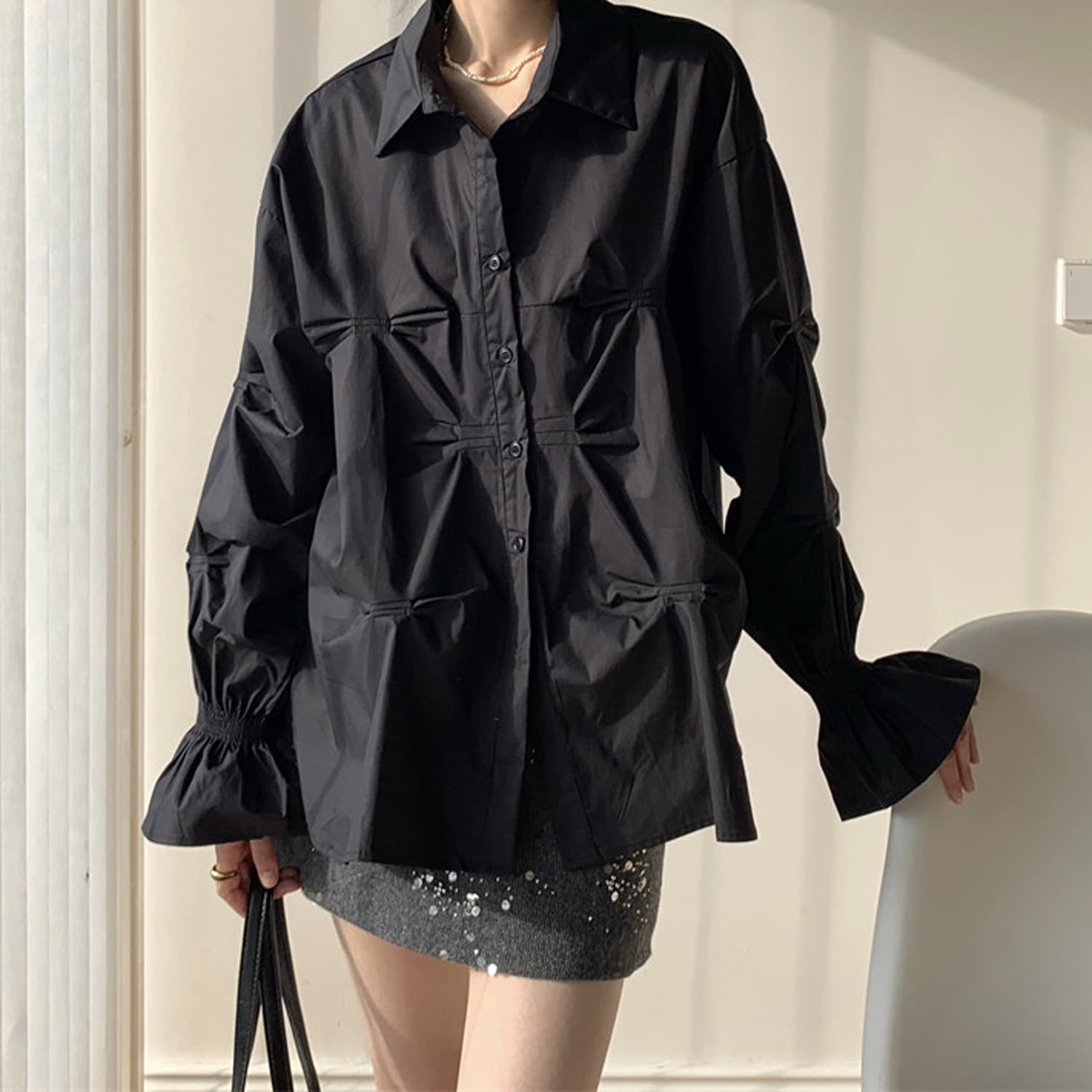 2026 년 가을 새로운 비대칭 핀치 Pleat 중간 길이 화이트 긴팔 셔츠 고급 센스 빛 럭셔리 연령 감소 외국 가스 상세 이미지 12