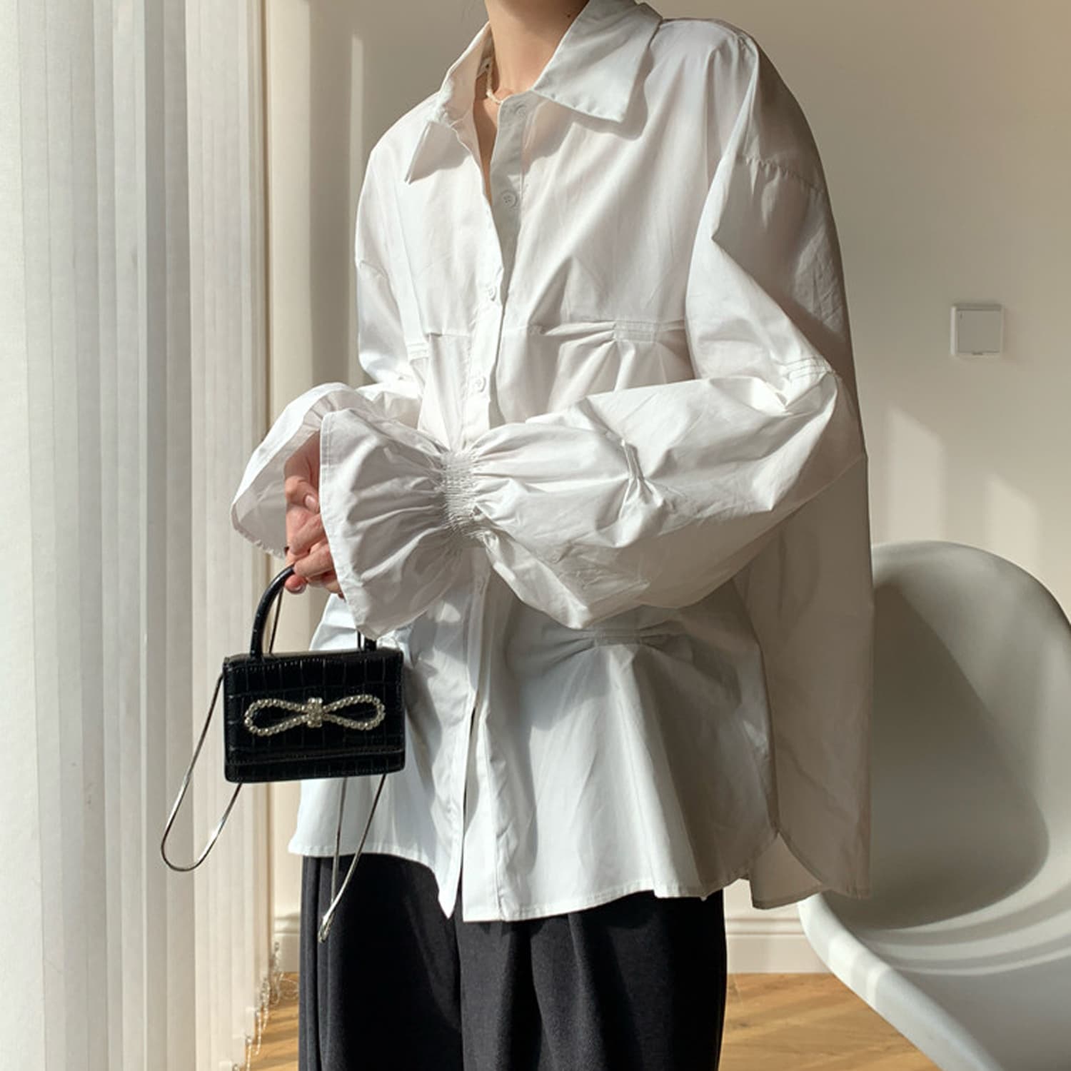 2026 년 가을 새로운 비대칭 핀치 Pleat 중간 길이 화이트 긴팔 셔츠 고급 센스 빛 럭셔리 연령 감소 외국 가스 상세 이미지 16