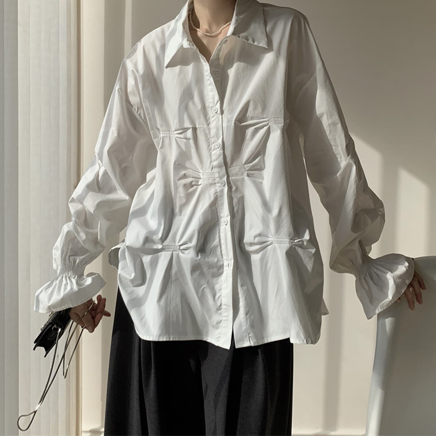 2026 년 가을 새로운 비대칭 핀치 Pleat 중간 길이 화이트 긴팔 셔츠 고급 센스 빛 럭셔리 연령 감소 외국 가스 상세 이미지 17