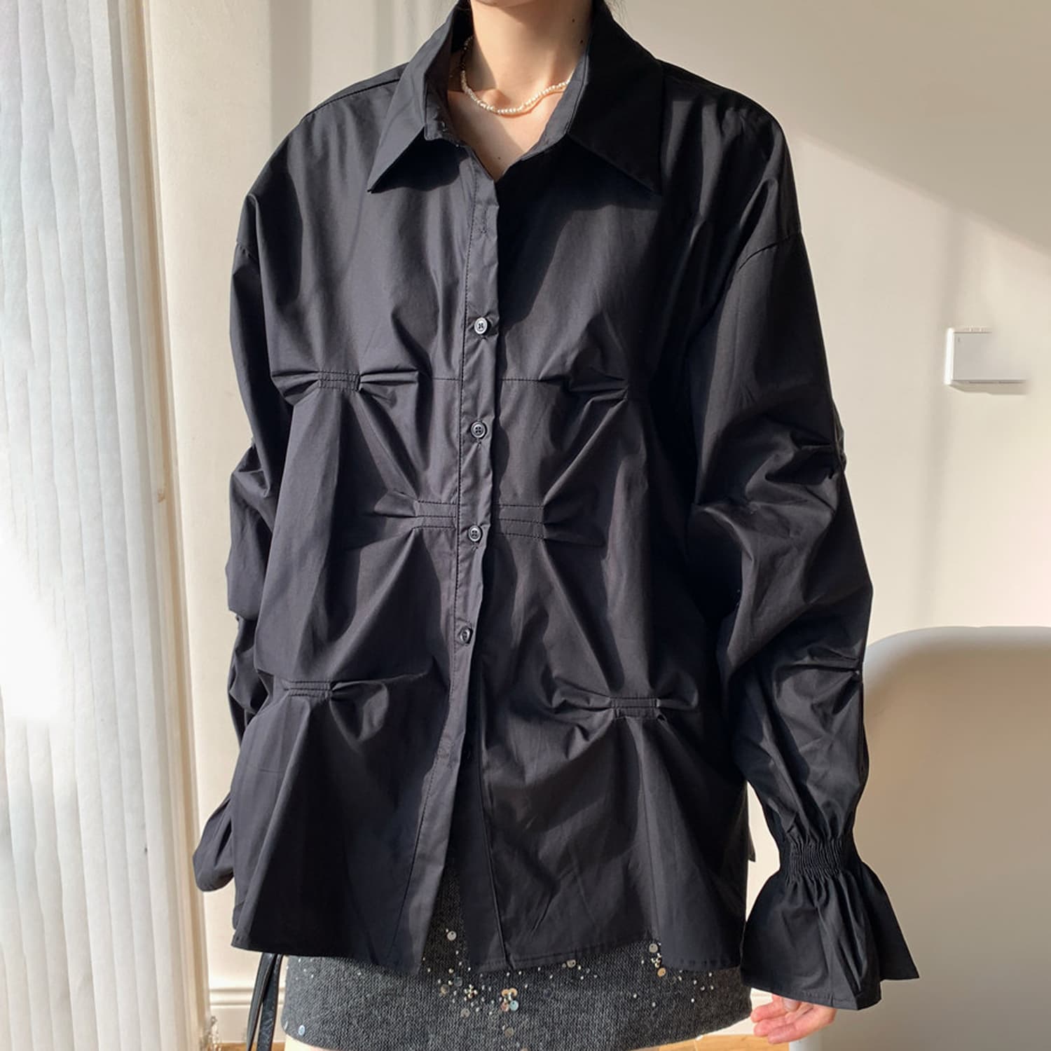 2026 년 가을 새로운 비대칭 핀치 Pleat 중간 길이 화이트 긴팔 셔츠 고급 센스 빛 럭셔리 연령 감소 외국 가스 상세 이미지 18