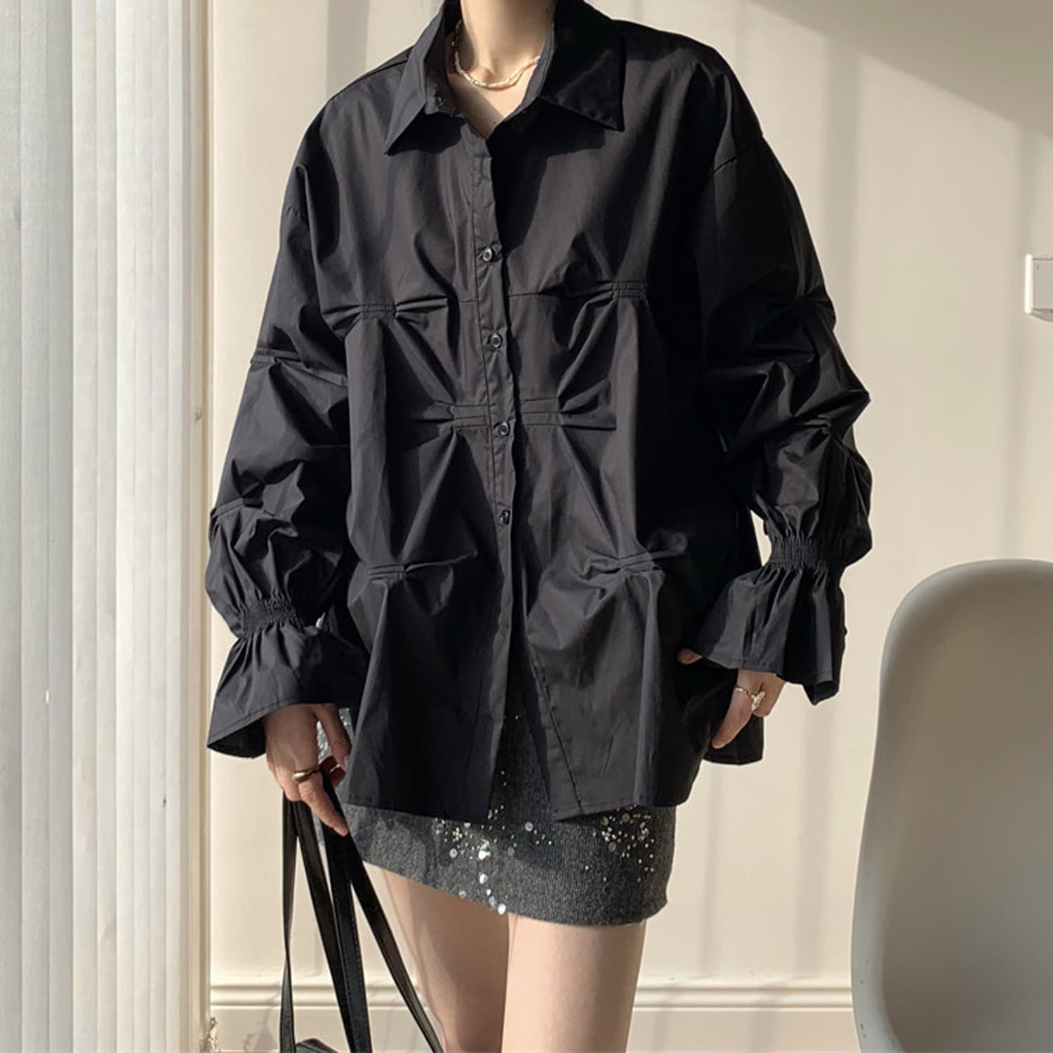 2026 년 가을 새로운 비대칭 핀치 Pleat 중간 길이 화이트 긴팔 셔츠 고급 센스 빛 럭셔리 연령 감소 외국 가스 상세 이미지 19