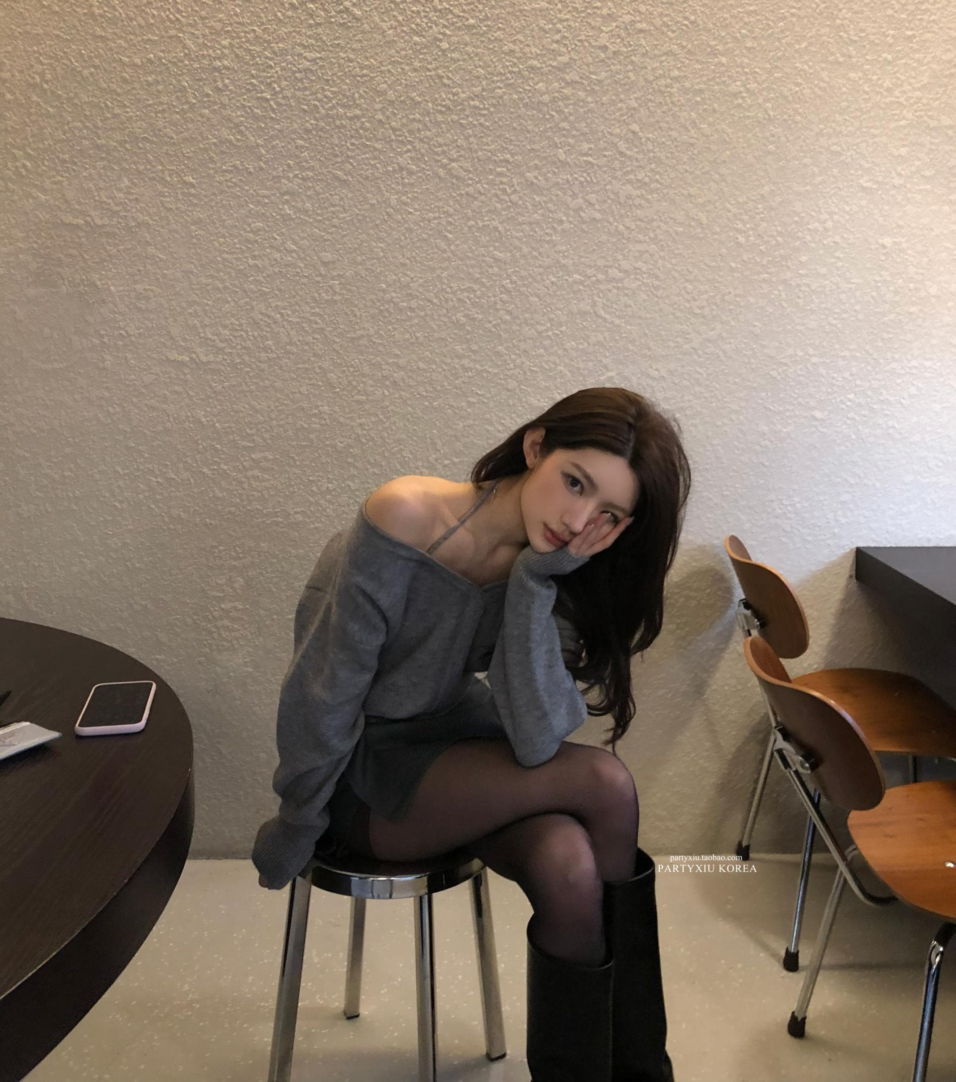 가을 새로운 chic 한국 작은 대중 디자인 센스 미니멀리즘 V넥 빛 요리 한 다용도 행침 목 둘 착용 오프숄더 니트 스웨터 여성 상세 이미지 11