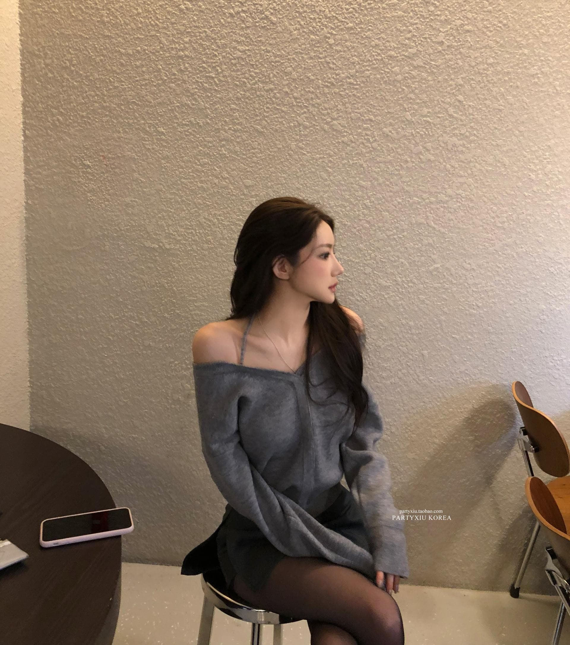가을 새로운 chic 한국 작은 대중 디자인 센스 미니멀리즘 V넥 빛 요리 한 다용도 행침 목 둘 착용 오프숄더 니트 스웨터 여성 상세 이미지 13