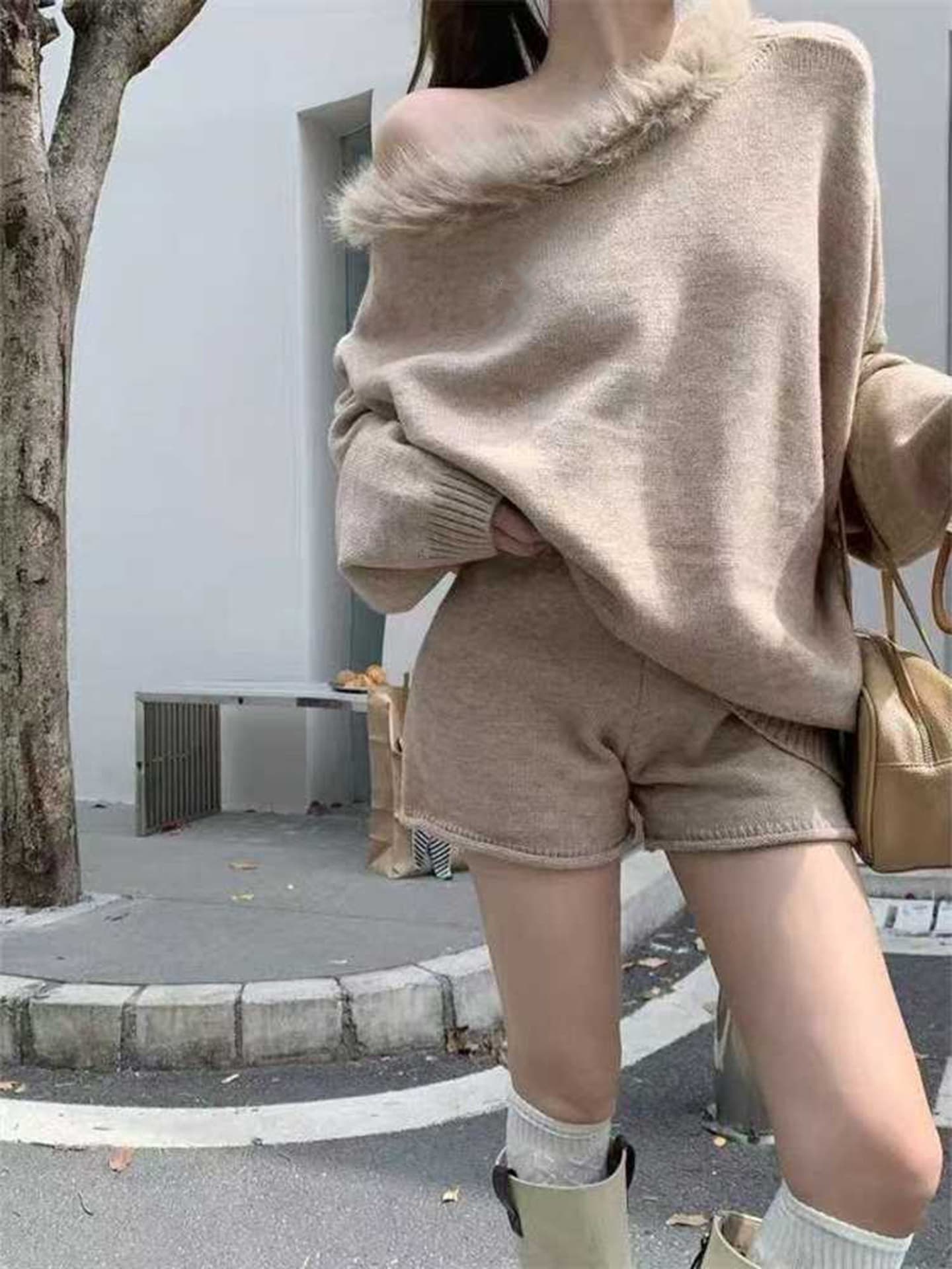 좋은 품질 26 가을 새로운 느긋한 슬림해 보이는 털 모피 칼라 오프숄더 스웨터 하이웨이스트 니트 반바지 투피스 슈트 여성 가을 상세 이미지 5