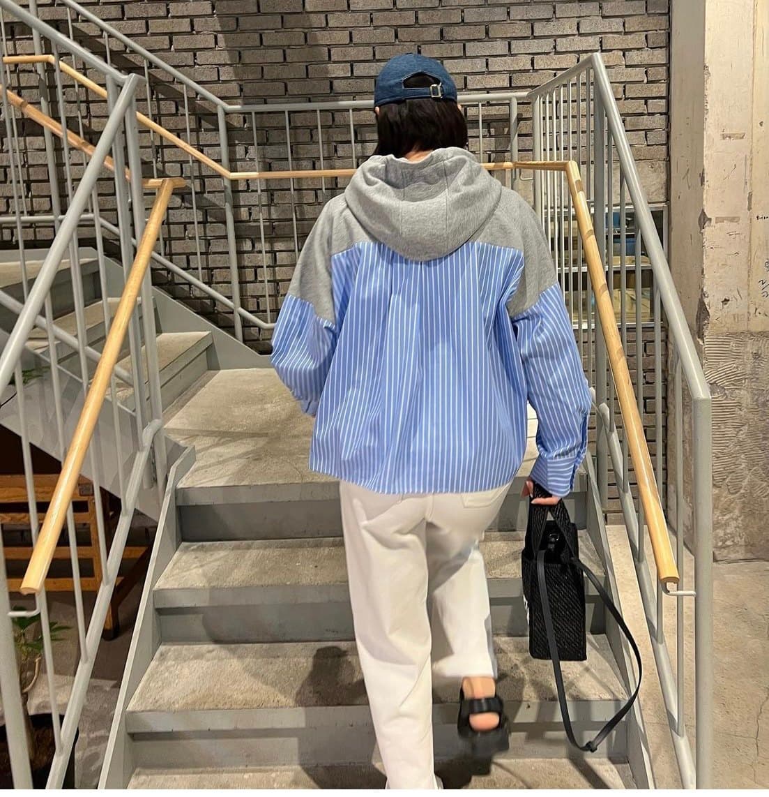 스트라이프 여성 셔츠 봄 새로운 2026 캐주얼 루즈핏 다용도 슬림해 보이는 패치워크 후드 디자인 센스 작은 대중 맨위 상세 이미지 10