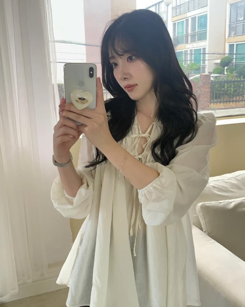 2026 가을 신제품 한국 스타일 품격 다용도 루즈핏 레이스업 V넥 주름 단색 거품 소매 셔츠 쉬폰 블라우스 상세 이미지 3