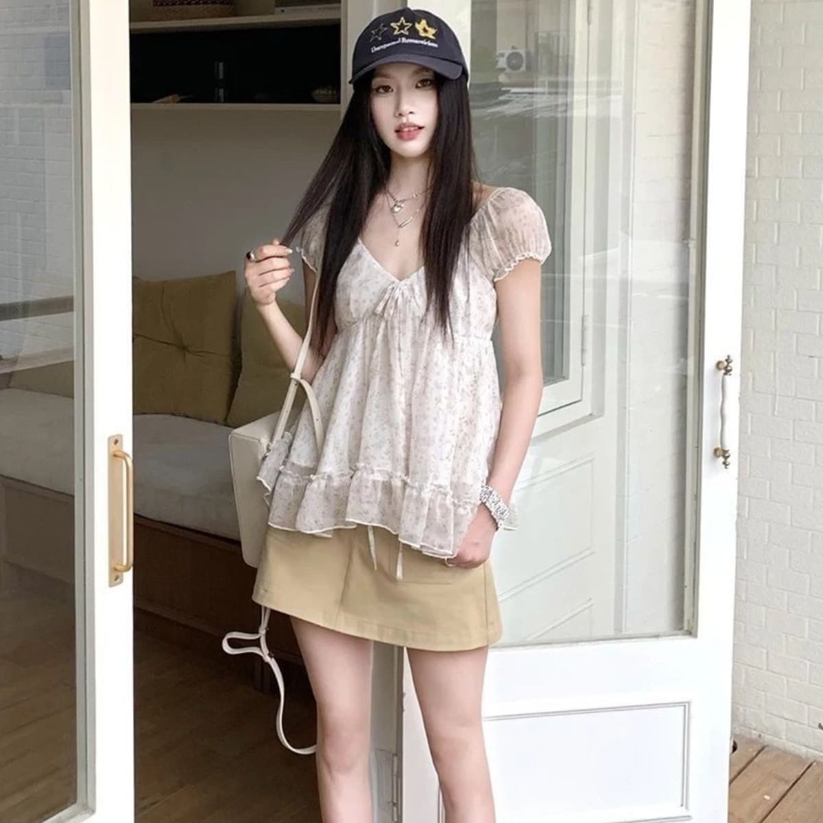 한 부서 루즈핏 디자인 센스 거품 소매 프릴 꽃무늬 인형 셔츠 여성 여름 반팔 V넥 맨위 트렌디 이미지 4