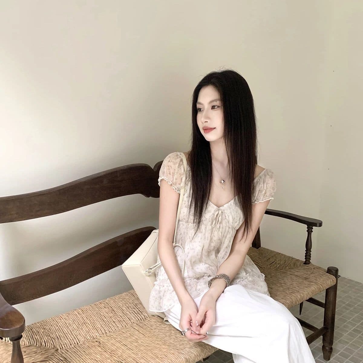 한 부서 루즈핏 디자인 센스 거품 소매 프릴 꽃무늬 인형 셔츠 여성 여름 반팔 V넥 맨위 트렌디 상세 이미지 1