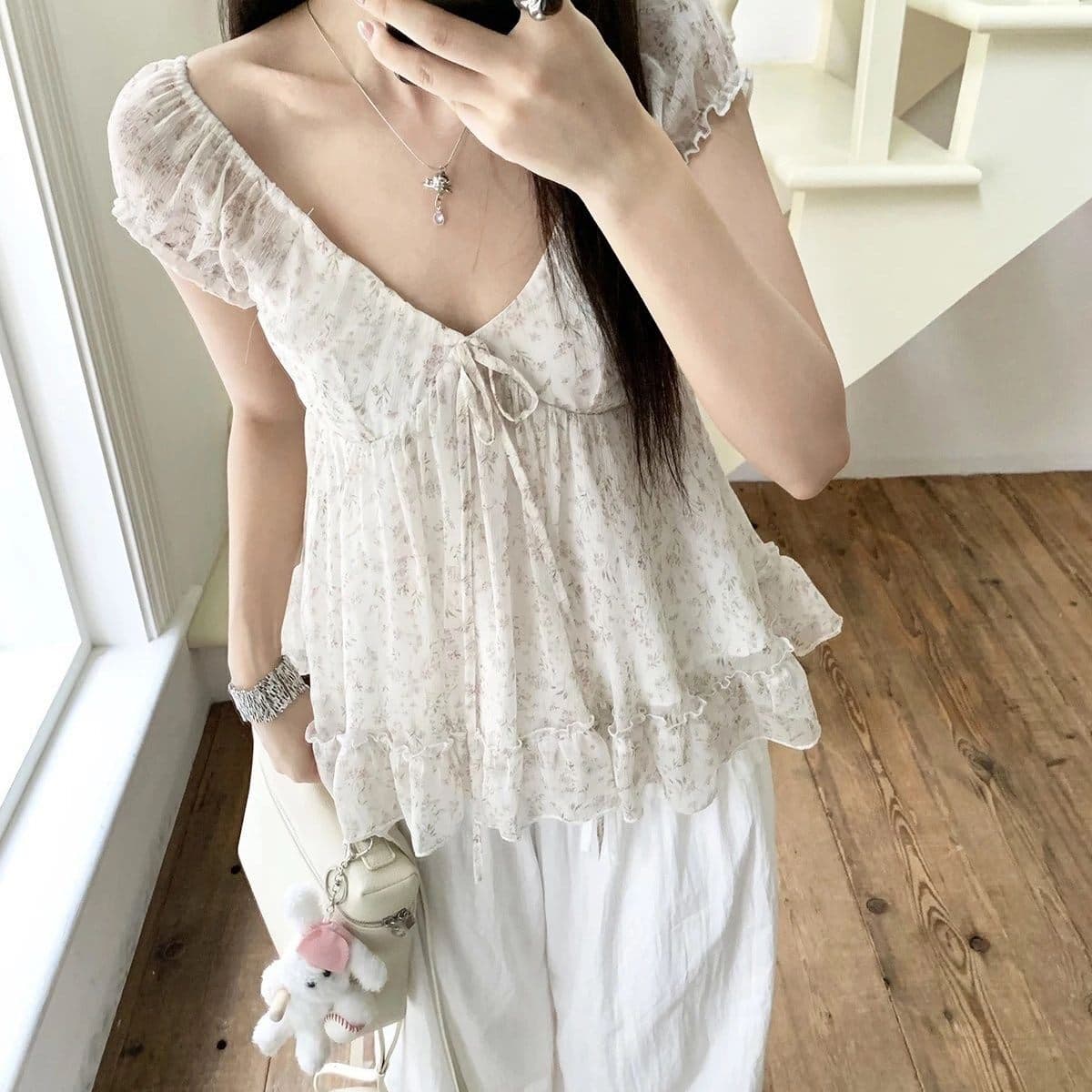 한 부서 루즈핏 디자인 센스 거품 소매 프릴 꽃무늬 인형 셔츠 여성 여름 반팔 V넥 맨위 트렌디 상세 이미지 2