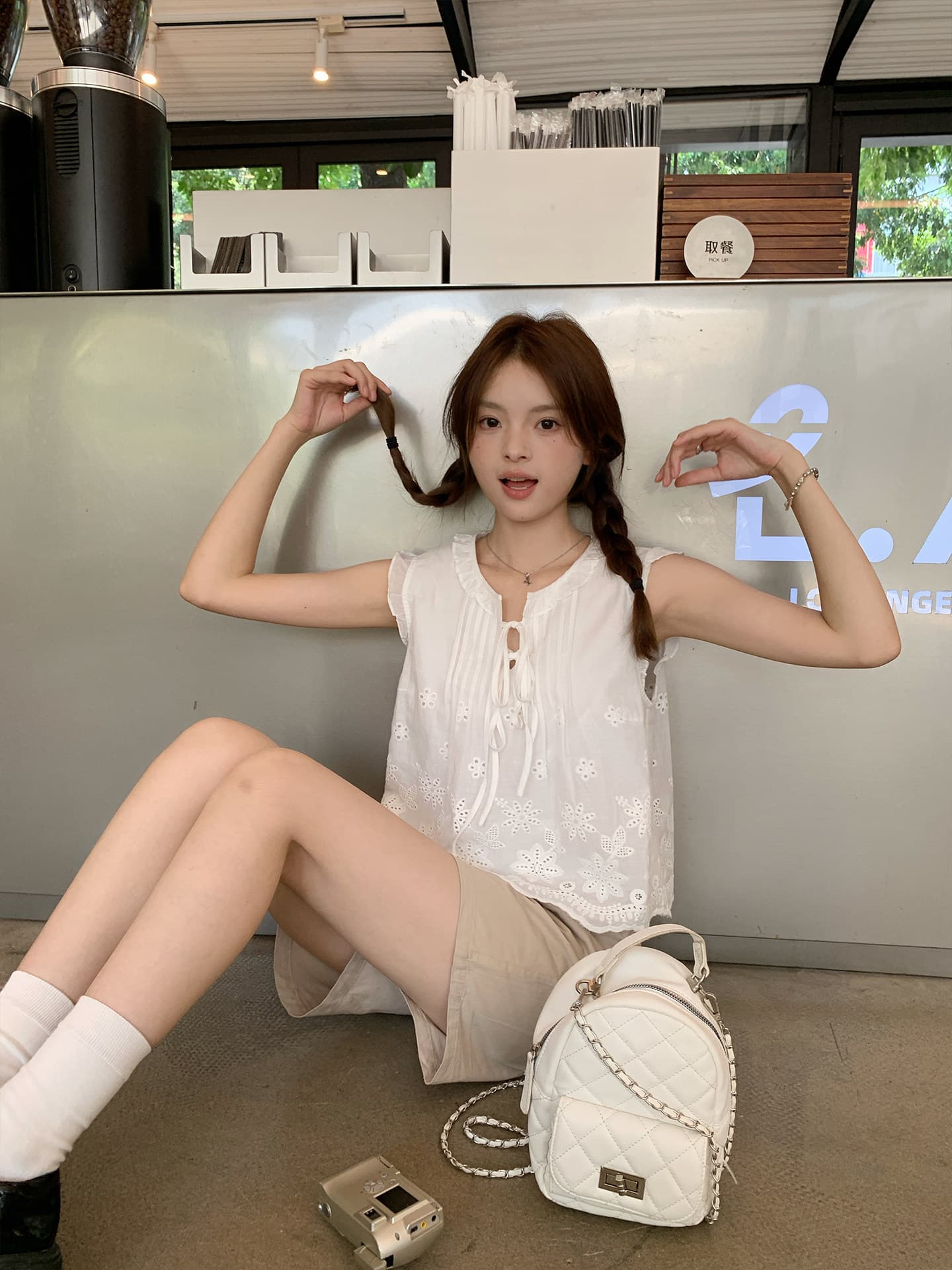 화이트 민소매 셔츠 맨위 여성 여름 새로운 홀로우 아웃 디자인 센스 프랑스식 자수 작은 셔츠 외출용 조끼 상세 이미지 13