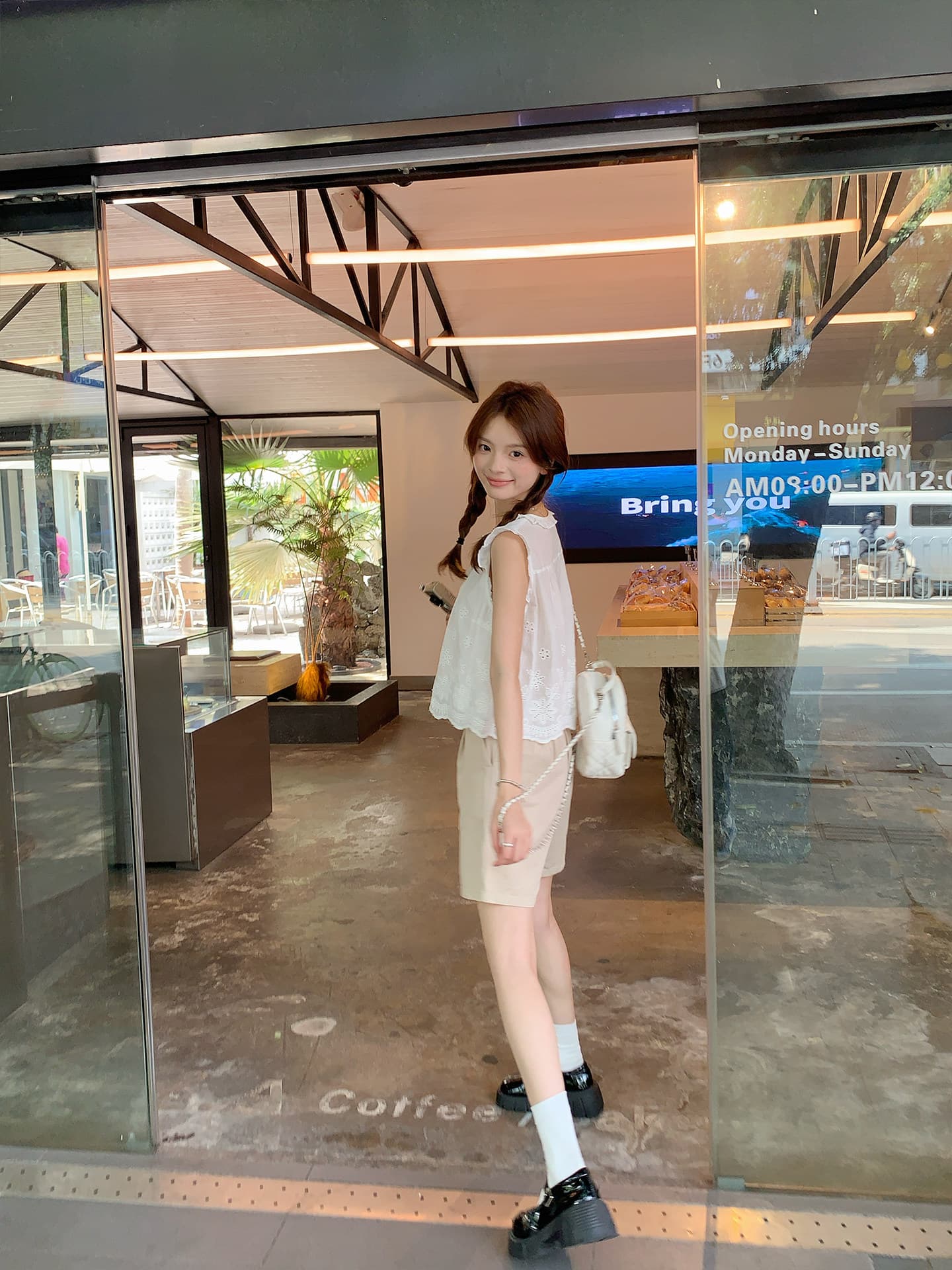 화이트 민소매 셔츠 맨위 여성 여름 새로운 홀로우 아웃 디자인 센스 프랑스식 자수 작은 셔츠 외출용 조끼 상세 이미지 15
