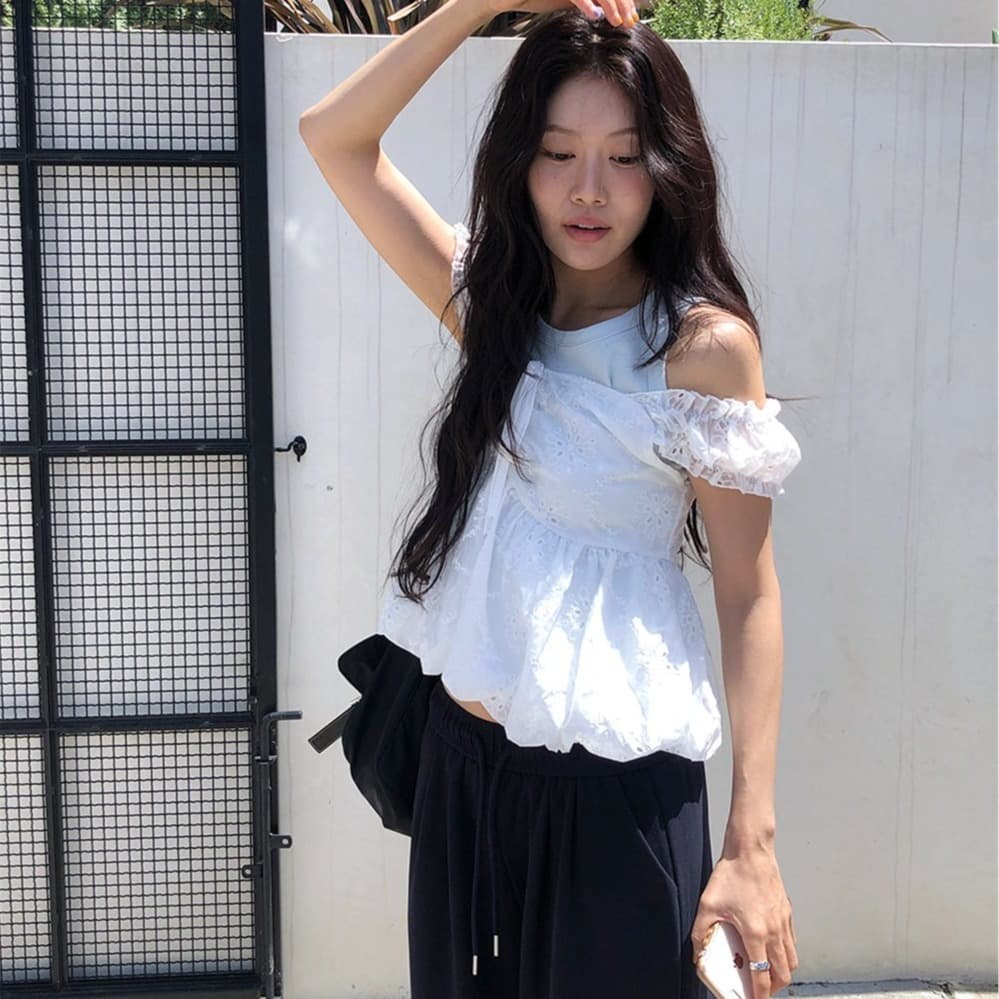 한국 chic 여름 홀로우 아웃 자수 반팔 화이트 여성 셔츠 작은 키 패션 오프숄더 디자인 센스 품격 맨위 이미지 5