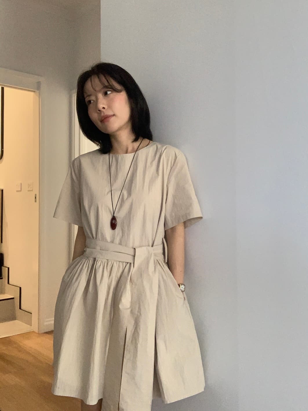 soloki 한 부서 레트로 스트랩 하이웨이스트 루즈핏 허리 수축 다용도 캐주얼 품격 달콤함 쌀 살구 색상 여성 드레스 이미지 4