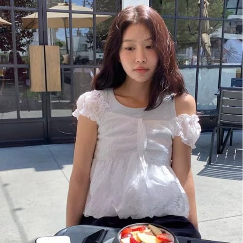 한국 chic 여름 홀로우 아웃 자수 반팔 화이트 여성 셔츠 작은 키 패션 오프숄더 디자인 센스 품격 맨위