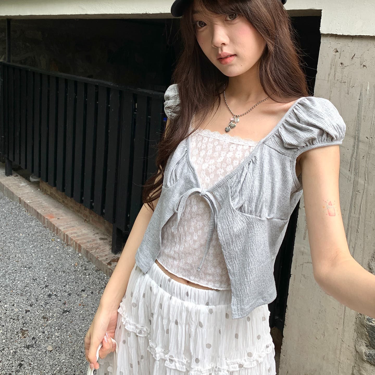 hollyii 한 부서 레이스 조각 광장 칼라 레이스업 거품 소매 페이크 레이어드 반팔 맨위 2026 여름 새로운